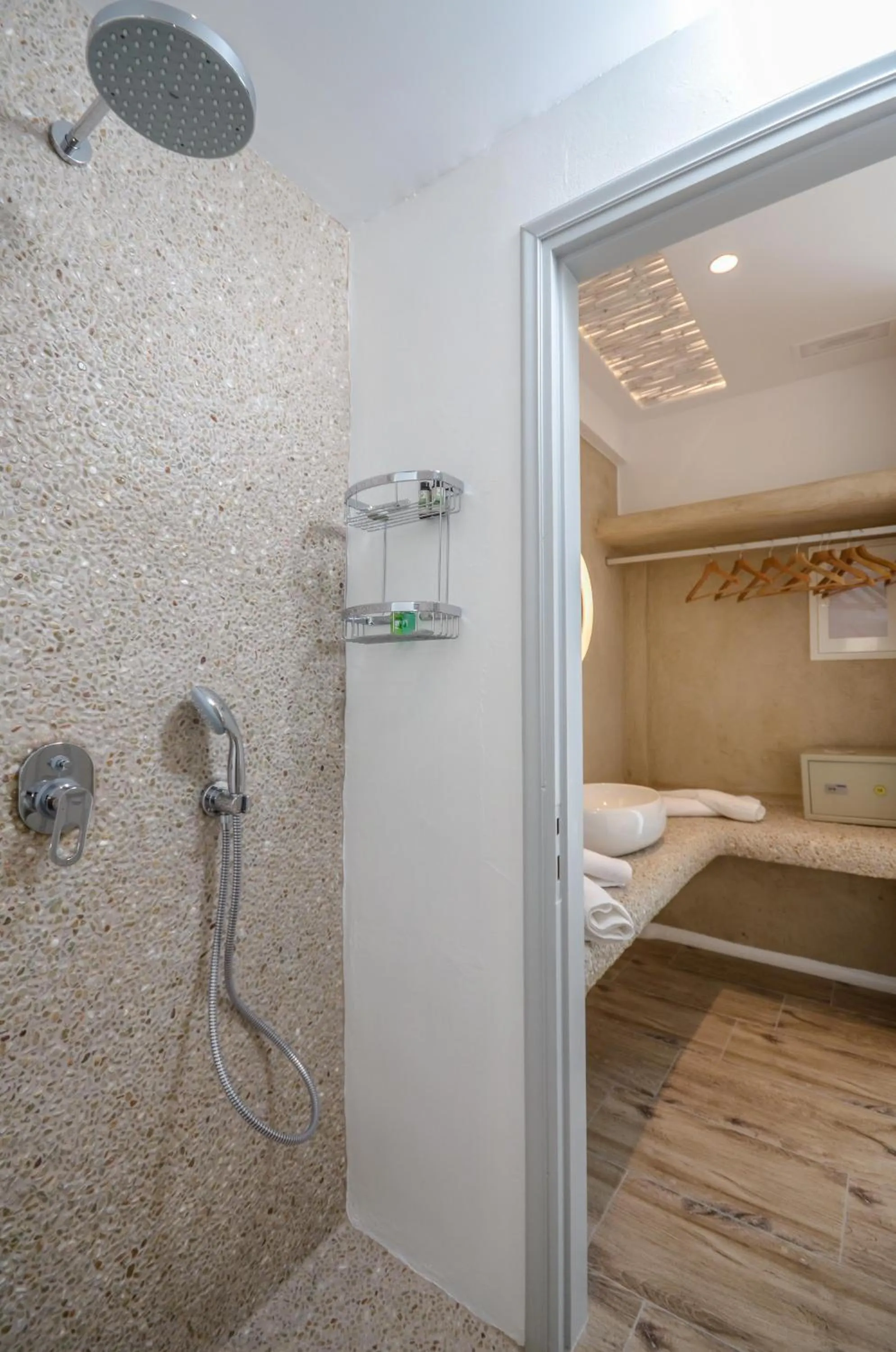 Shower, Bed in Villa Adriana Hotel