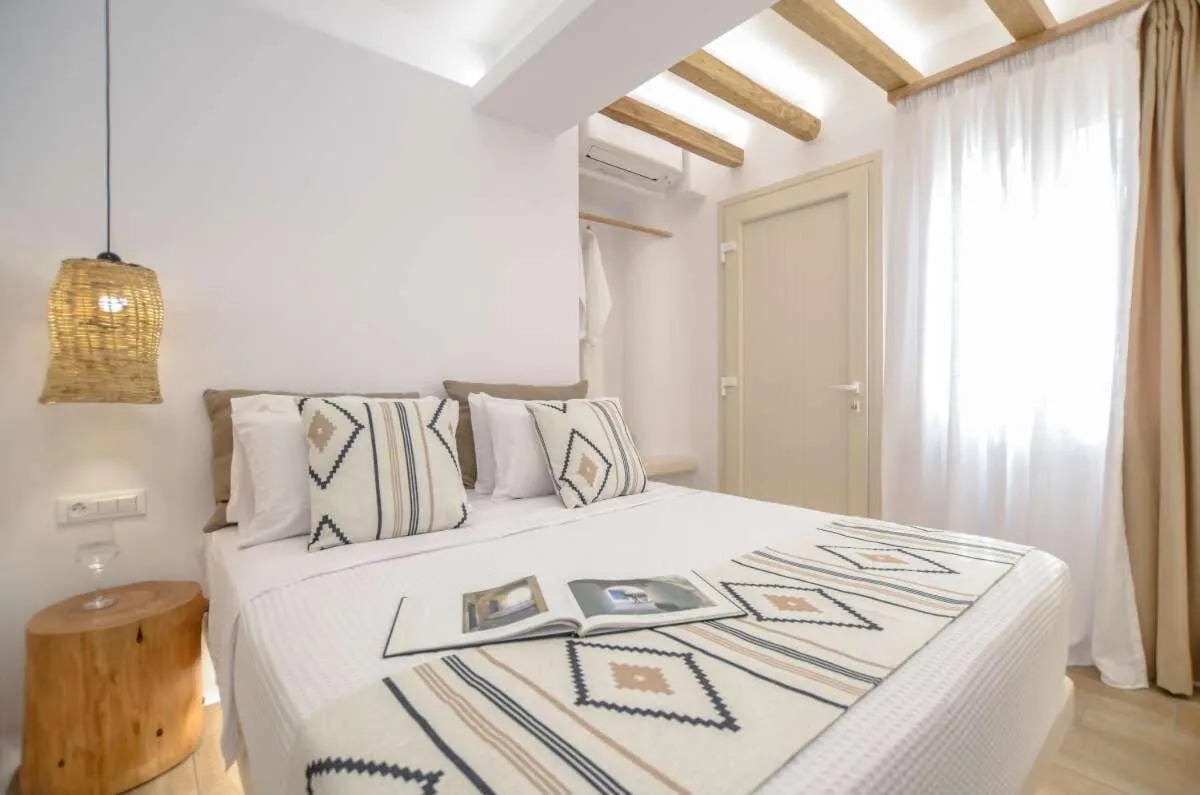 Bed in Villa Adriana Hotel