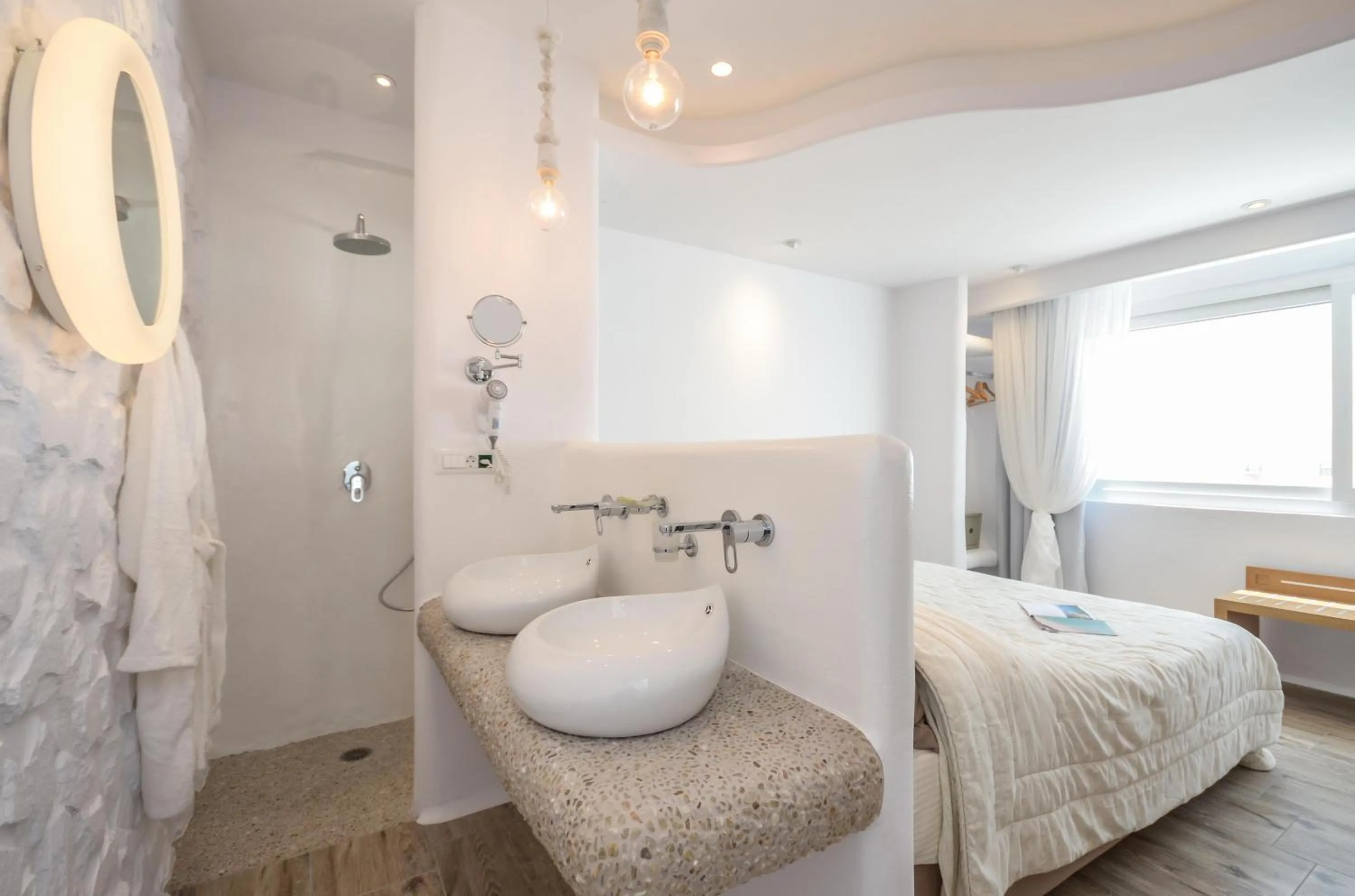 Shower, Bed in Villa Adriana Hotel