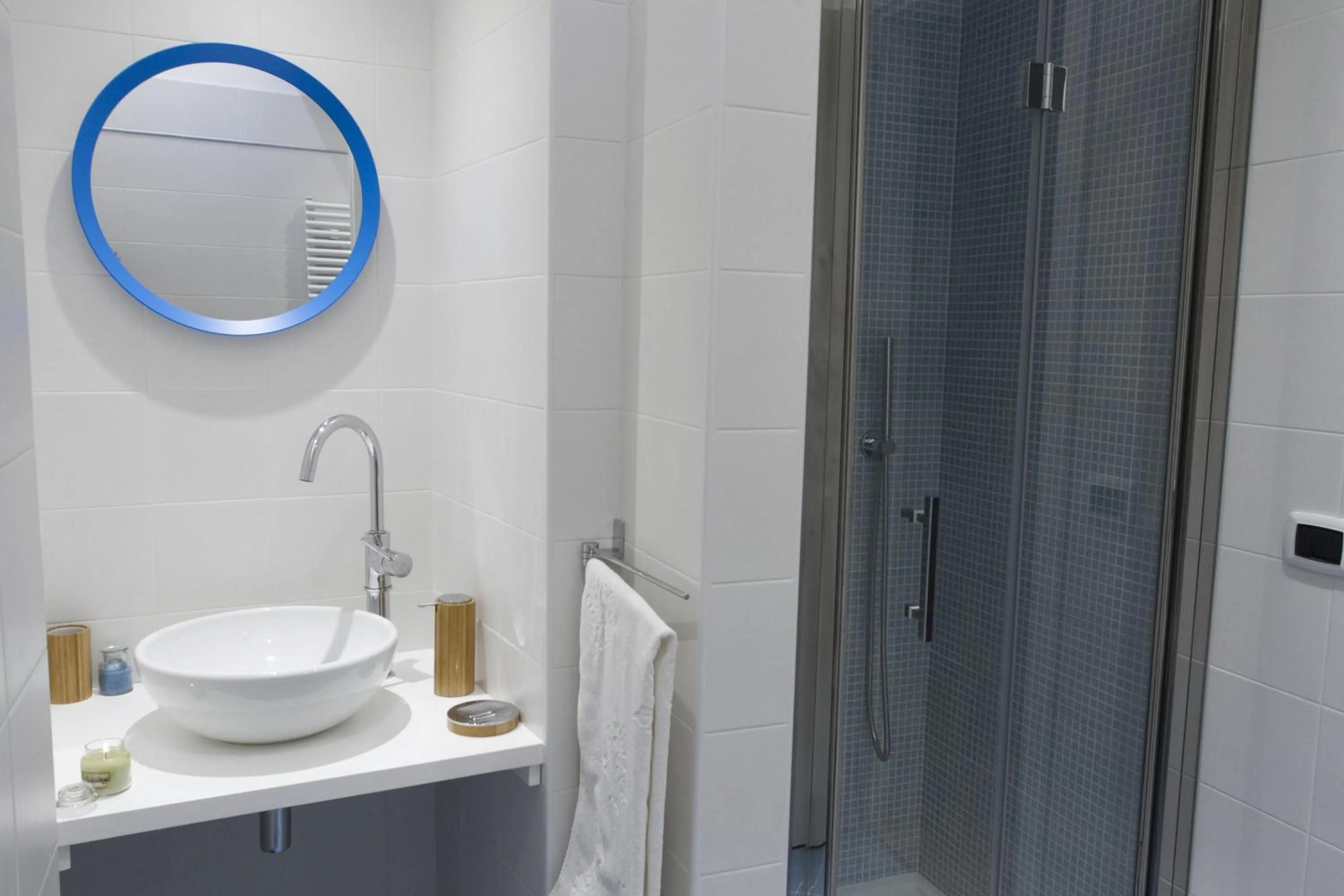 Shower in MAD Bed & Breakfast