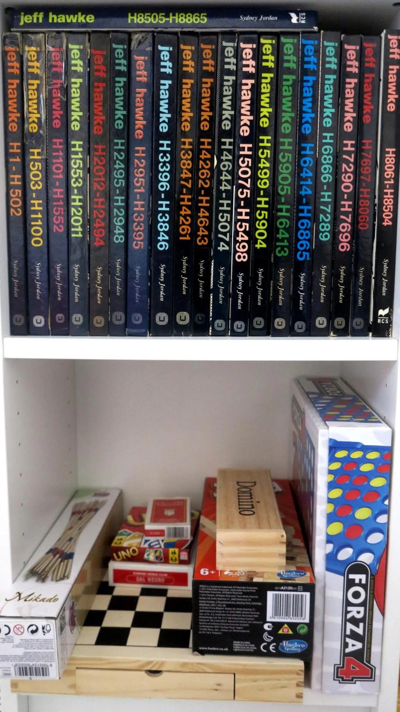 Library in MAD Bed & Breakfast