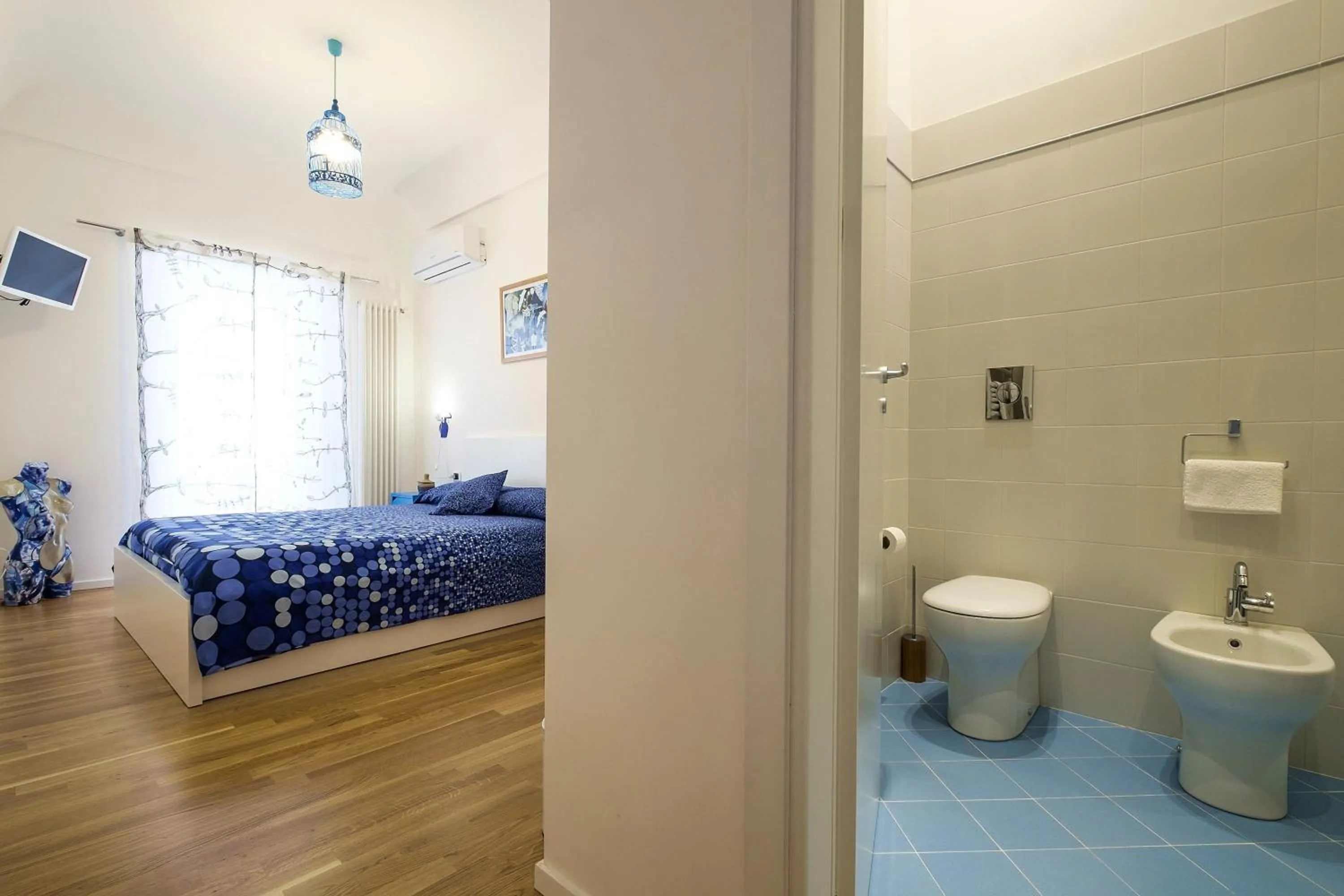 Shower, Bed in MAD Bed & Breakfast