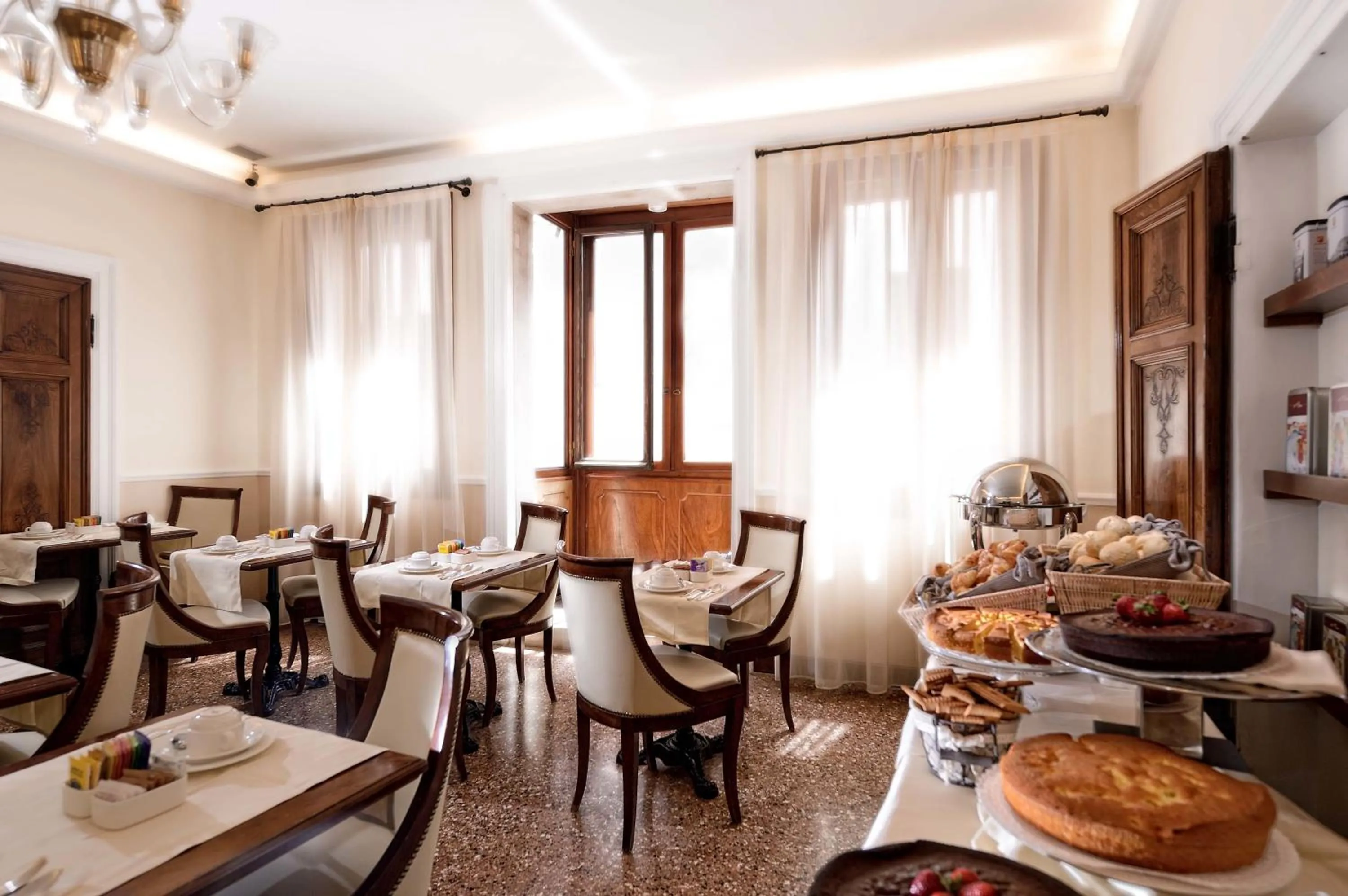 Restaurant/places to eat in Hotel Dell'Opera