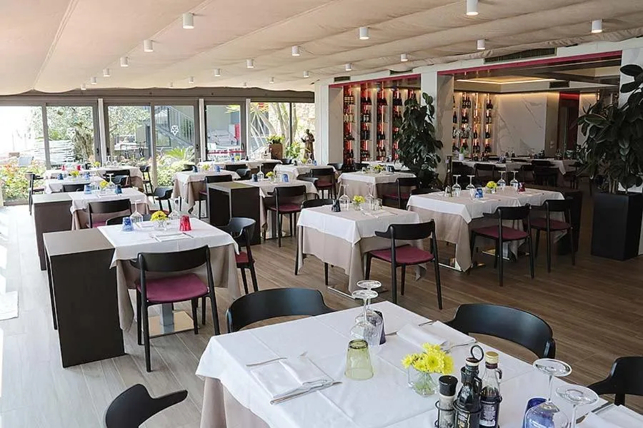 Restaurant/places to eat in Hotel Aurora