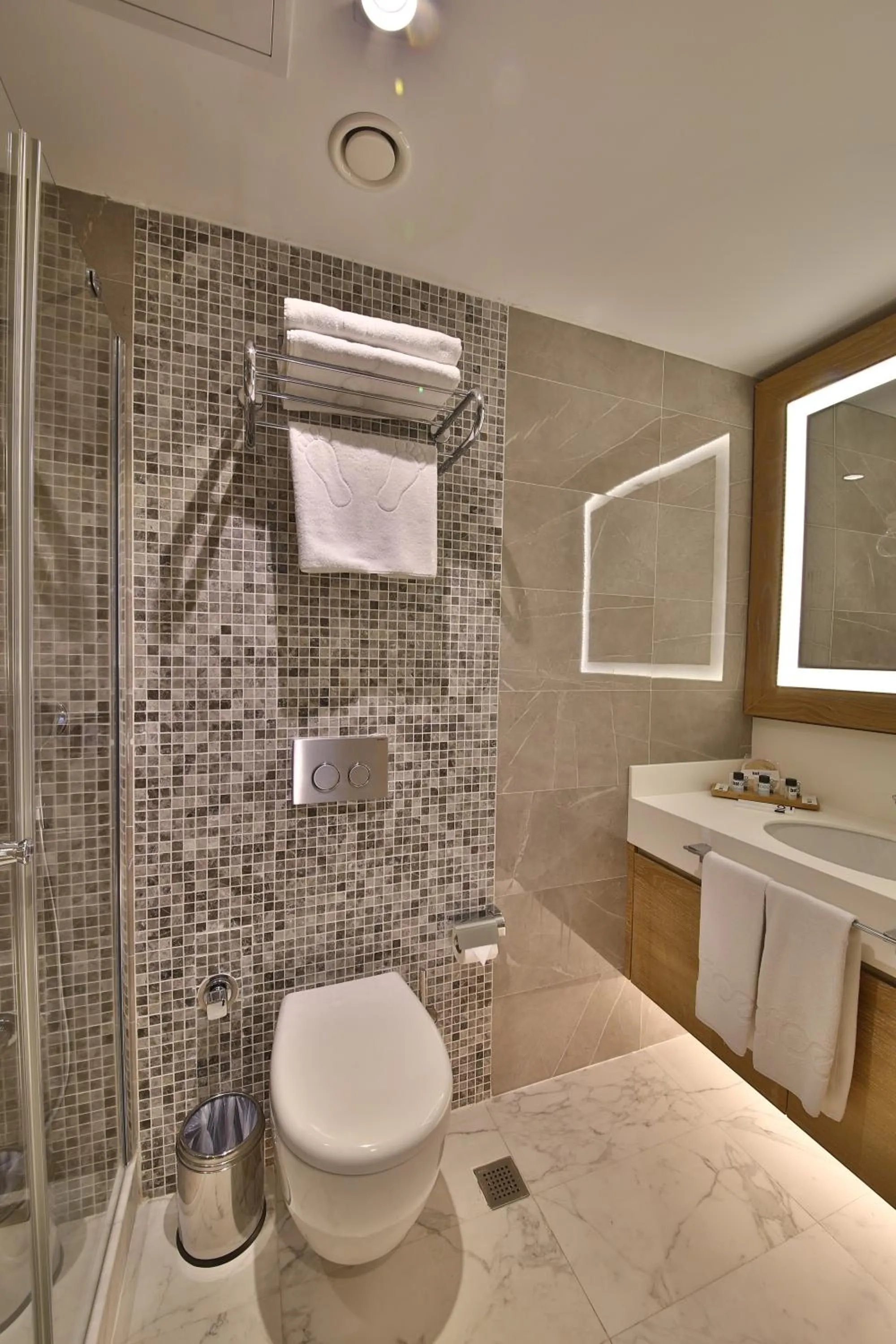 Shower in Bof Hotels Ceo Suites Atasehir