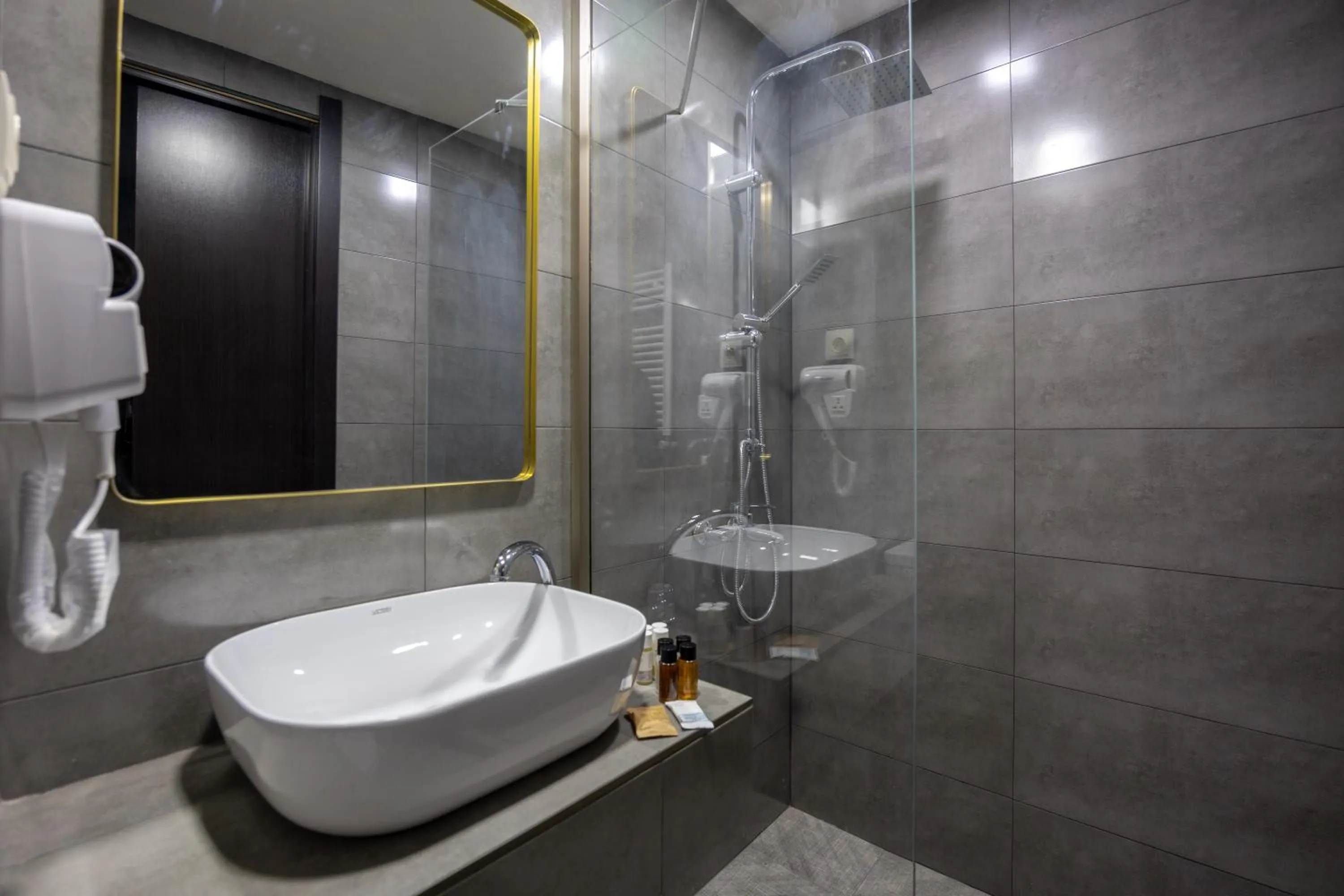 Bathroom in Regraph Hotel