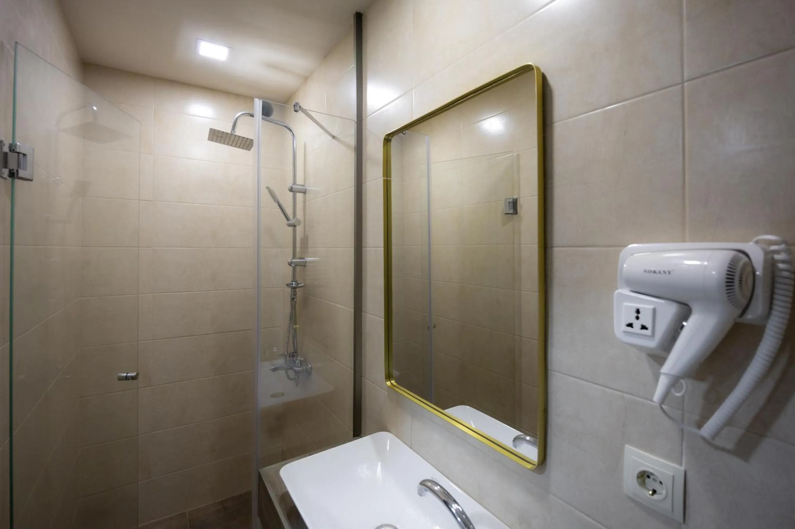 Bathroom in Regraph Hotel