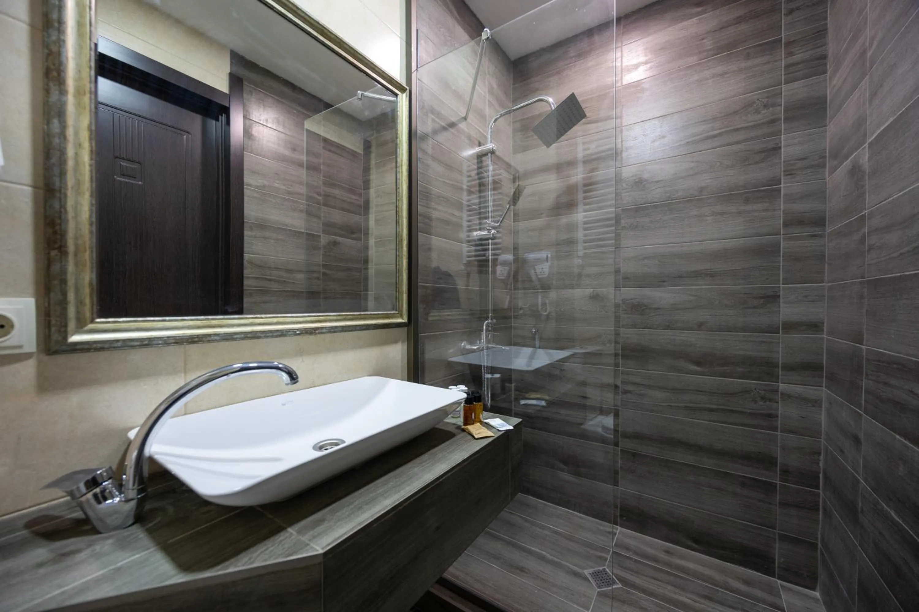 Bathroom in Regraph Hotel