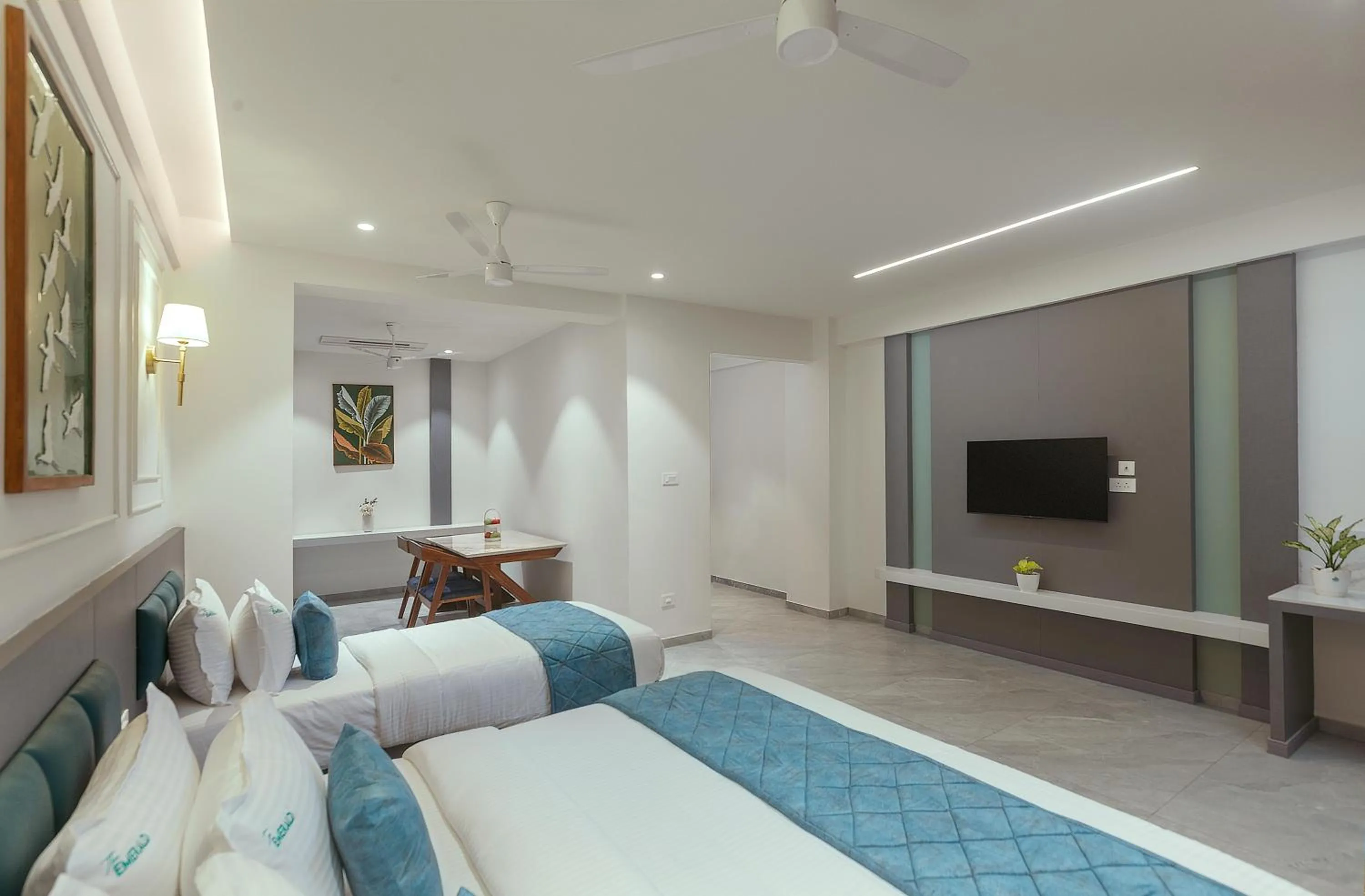 Photo of the whole room, Bed in The Emerald