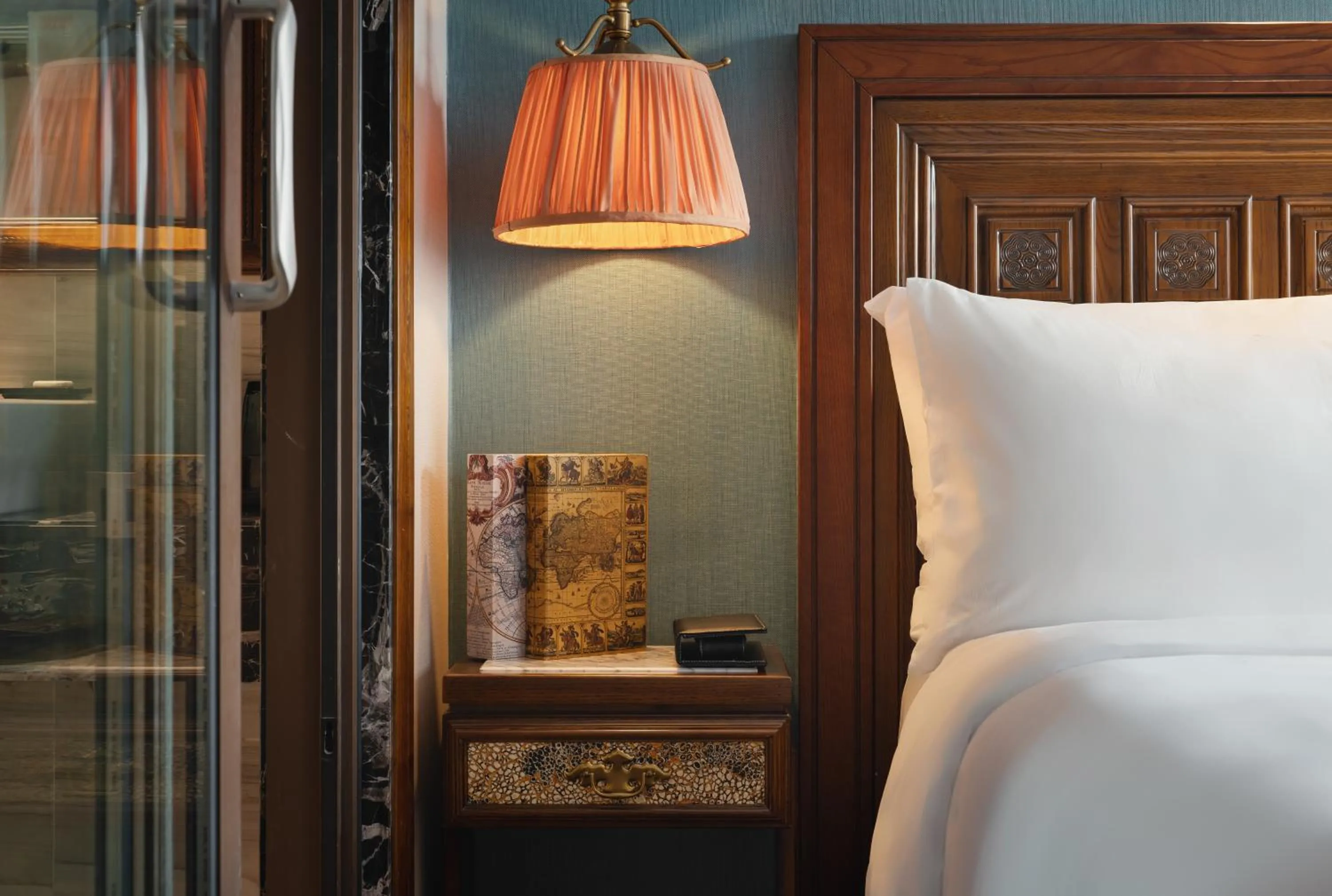 Bed in Peridot Gallery Classic Hotel