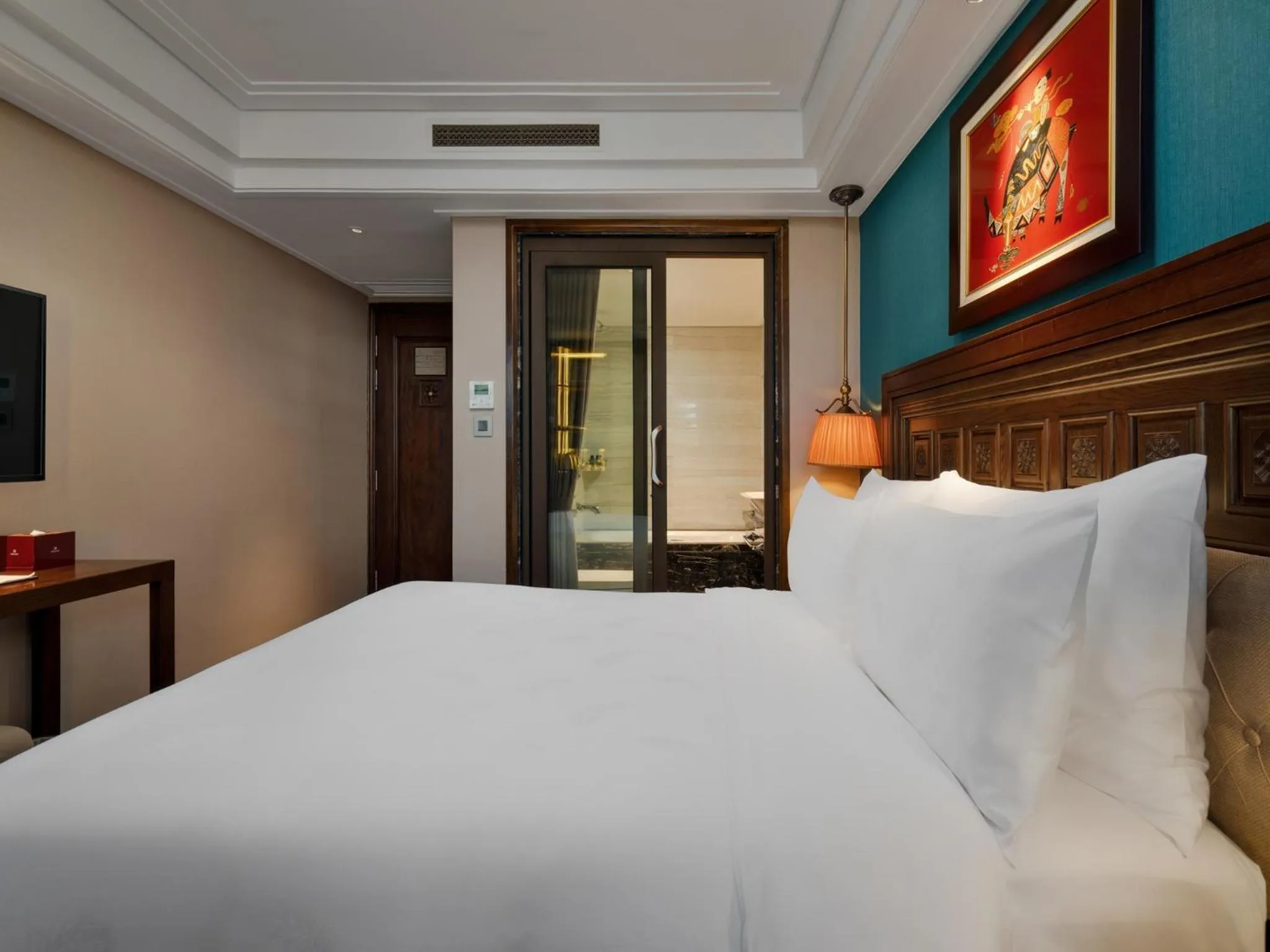 Bathroom, Bed in Peridot Gallery Classic Hotel