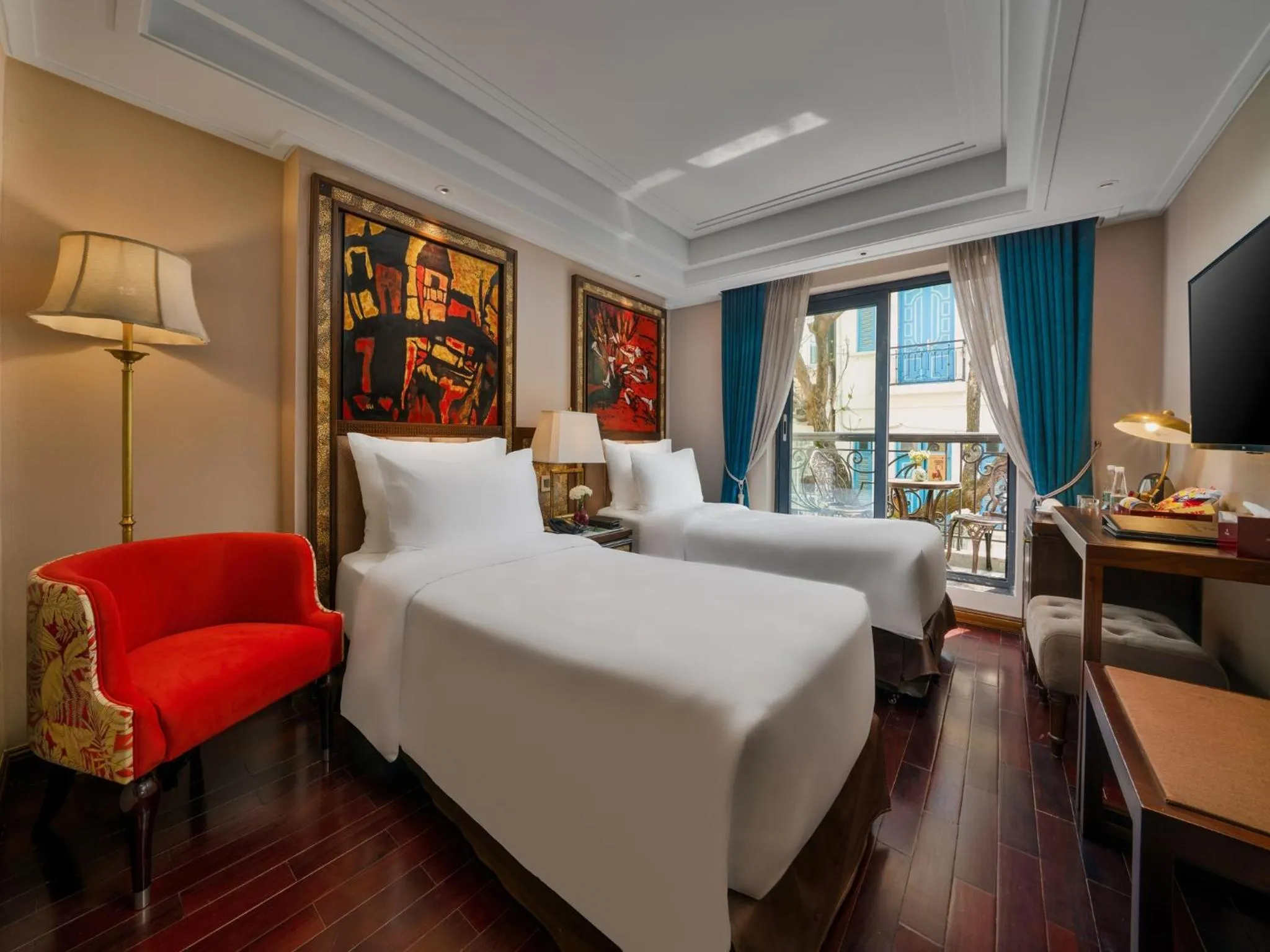 Bed in Peridot Gallery Classic Hotel