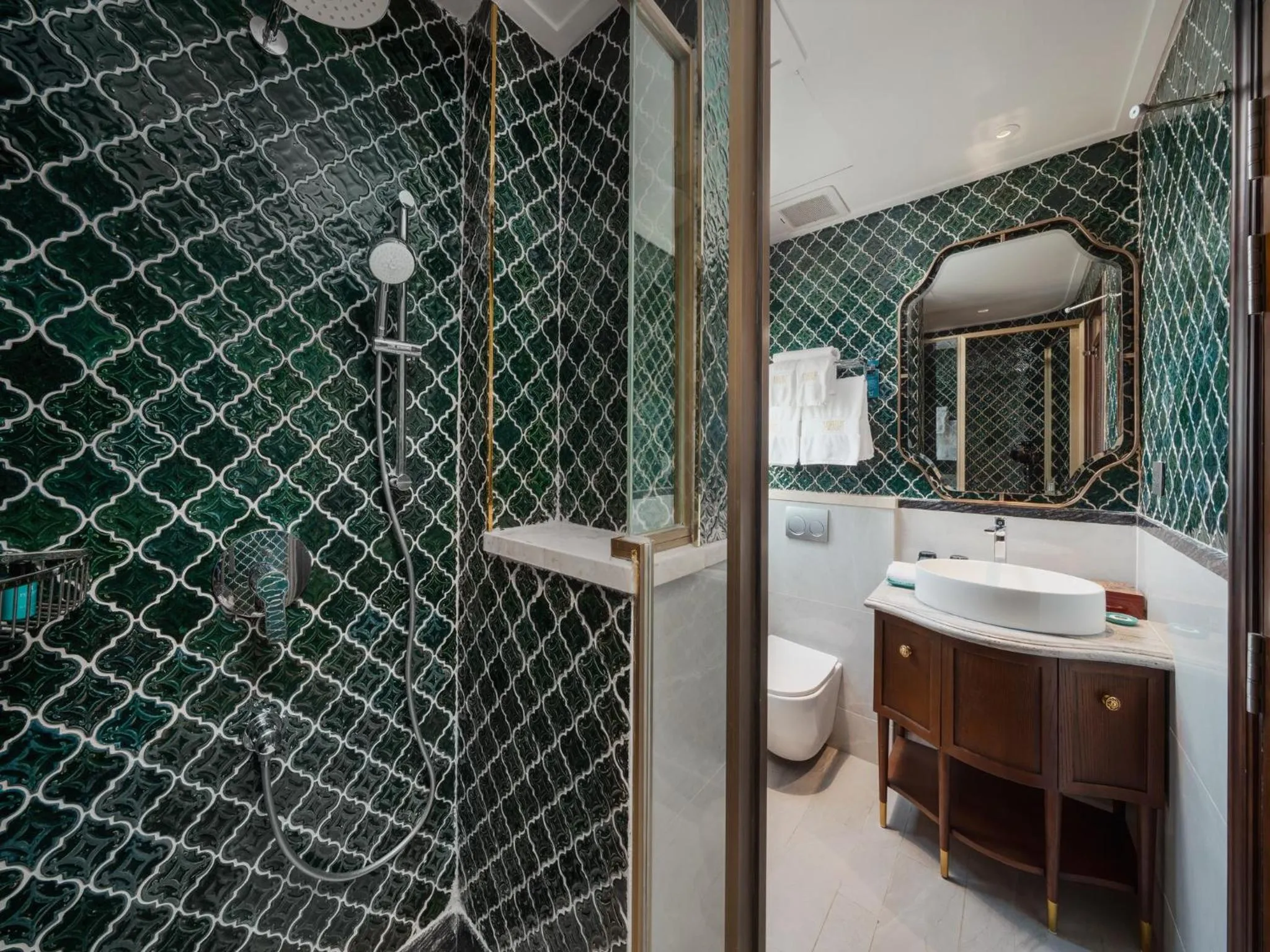 Shower in Peridot Gallery Classic Hotel