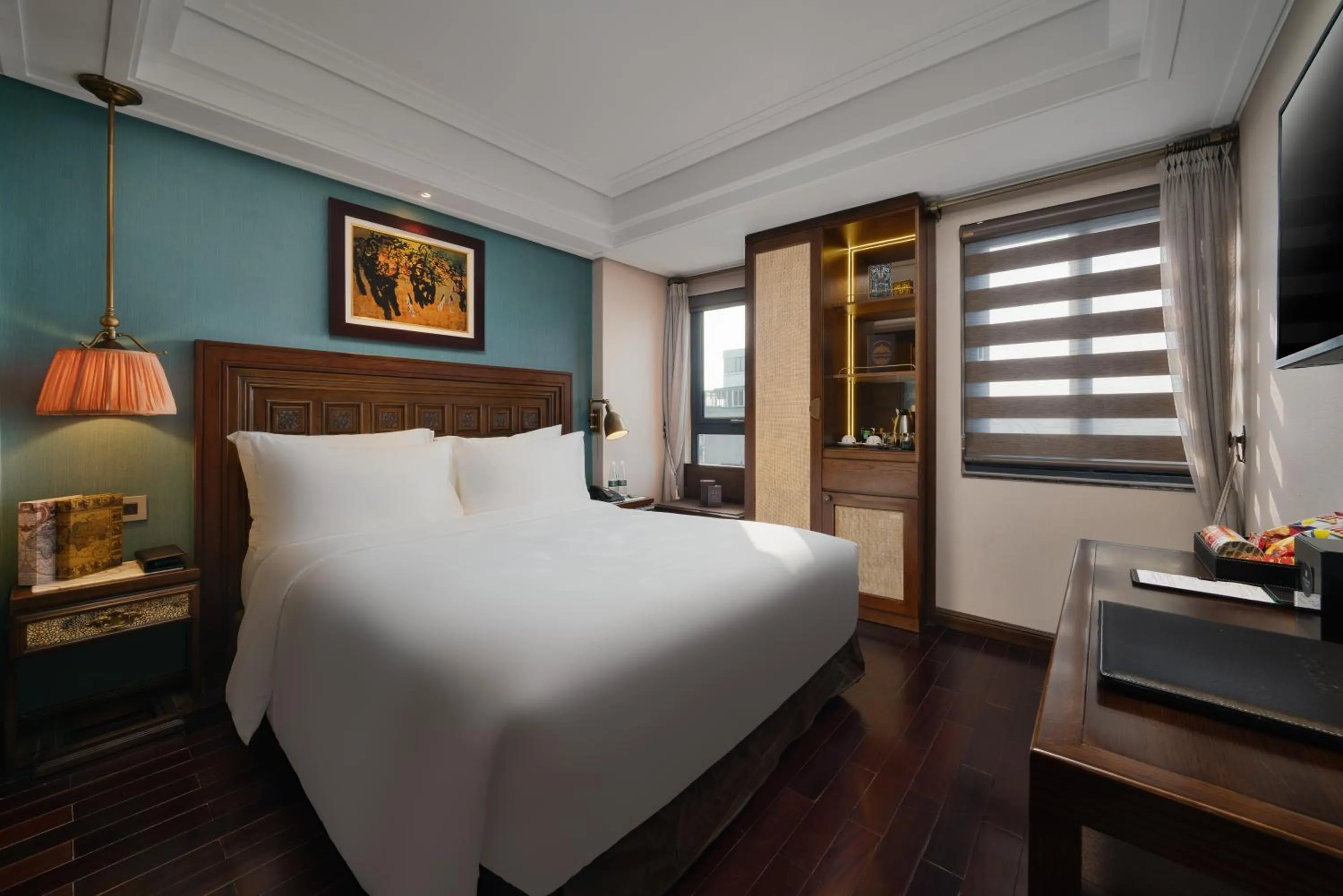 Bed in Peridot Gallery Classic Hotel