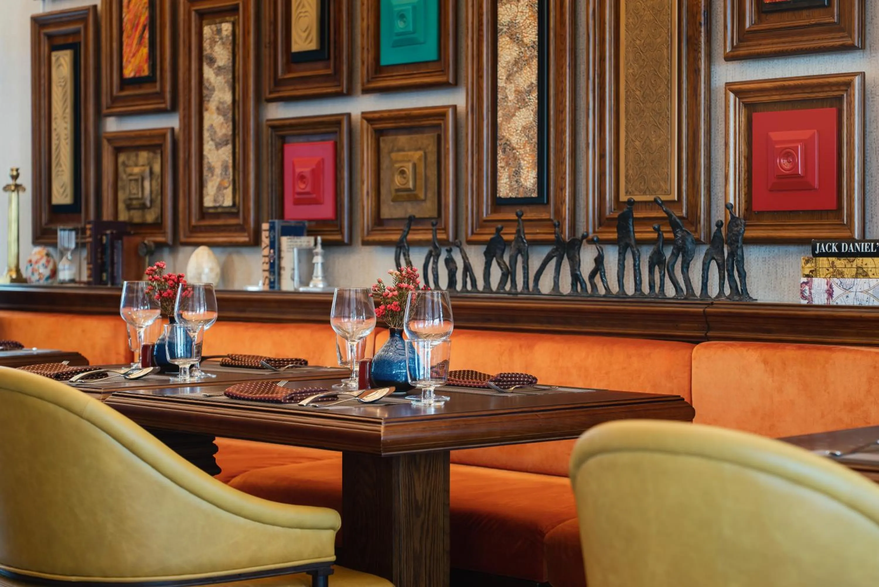 Restaurant/places to eat in Peridot Gallery Classic Hotel