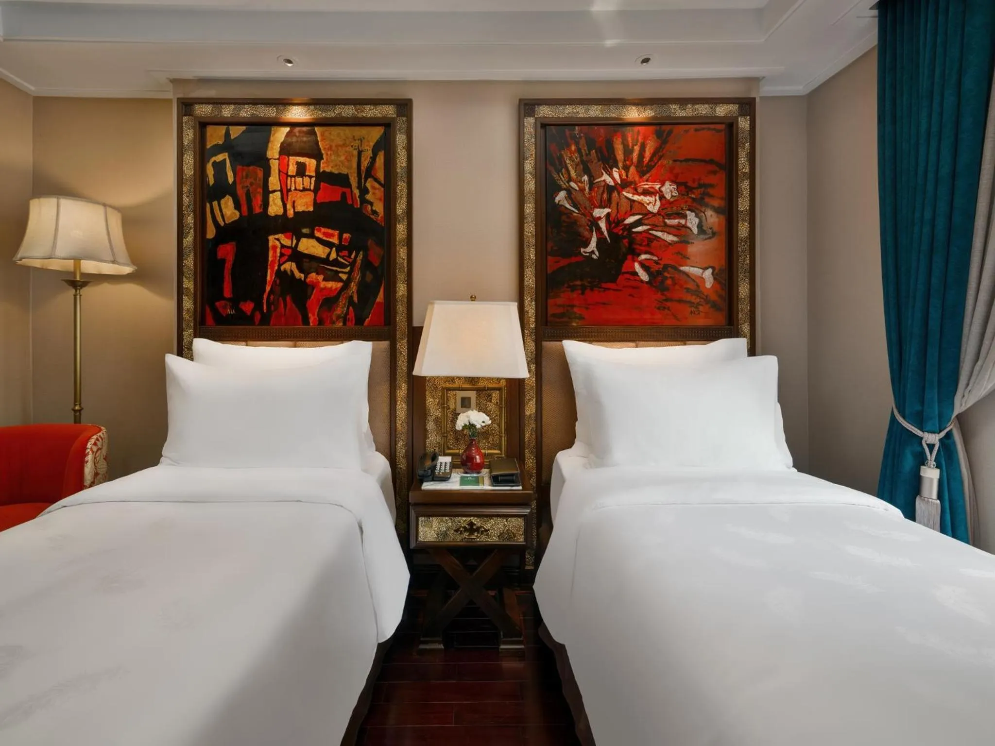 Bed in Peridot Gallery Classic Hotel