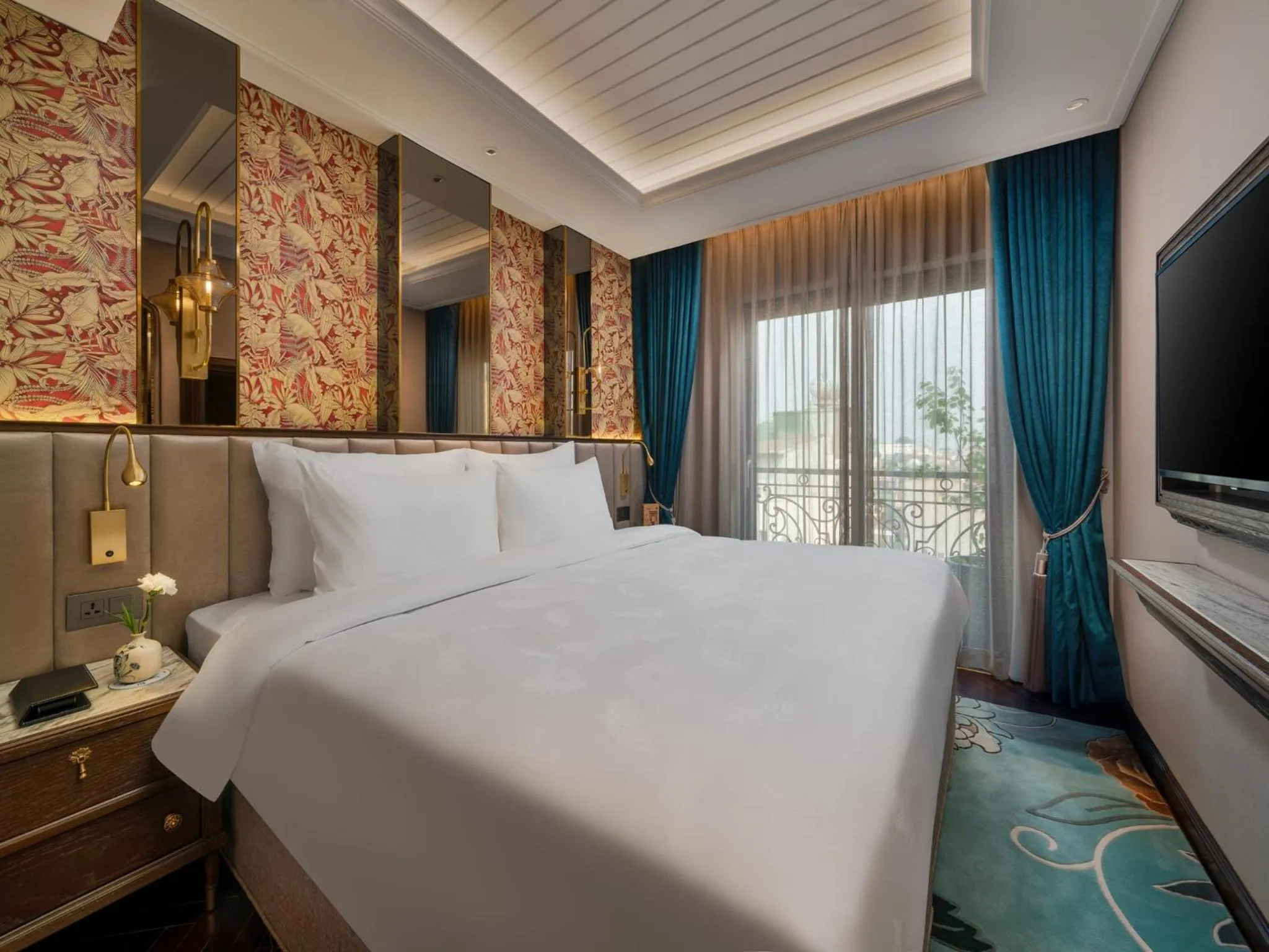 View (from property/room), Bed in Peridot Gallery Classic Hotel