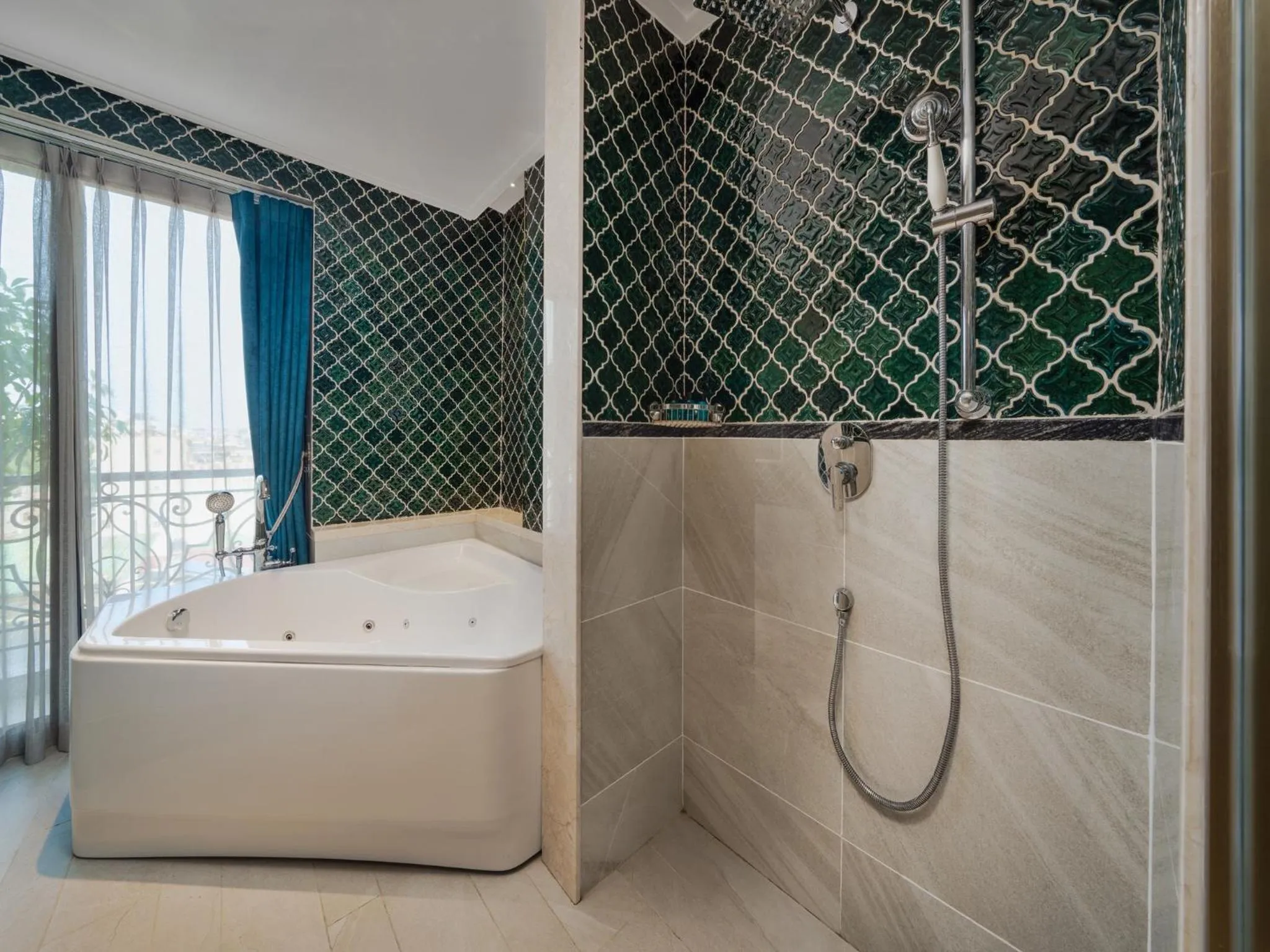 Hot Tub in Peridot Gallery Classic Hotel