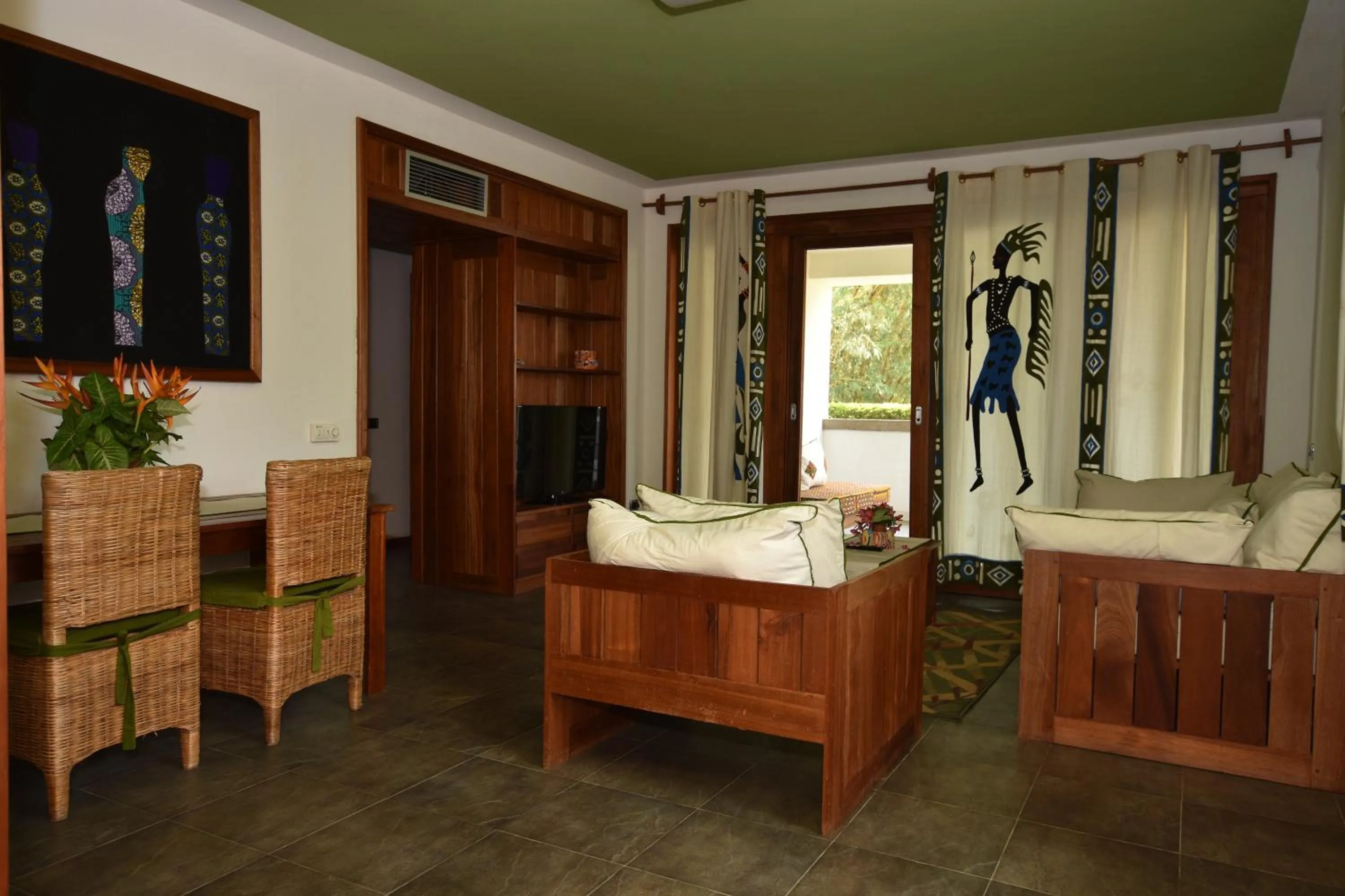 Living room, Bed in Hotel Club du Lac Tanganyika