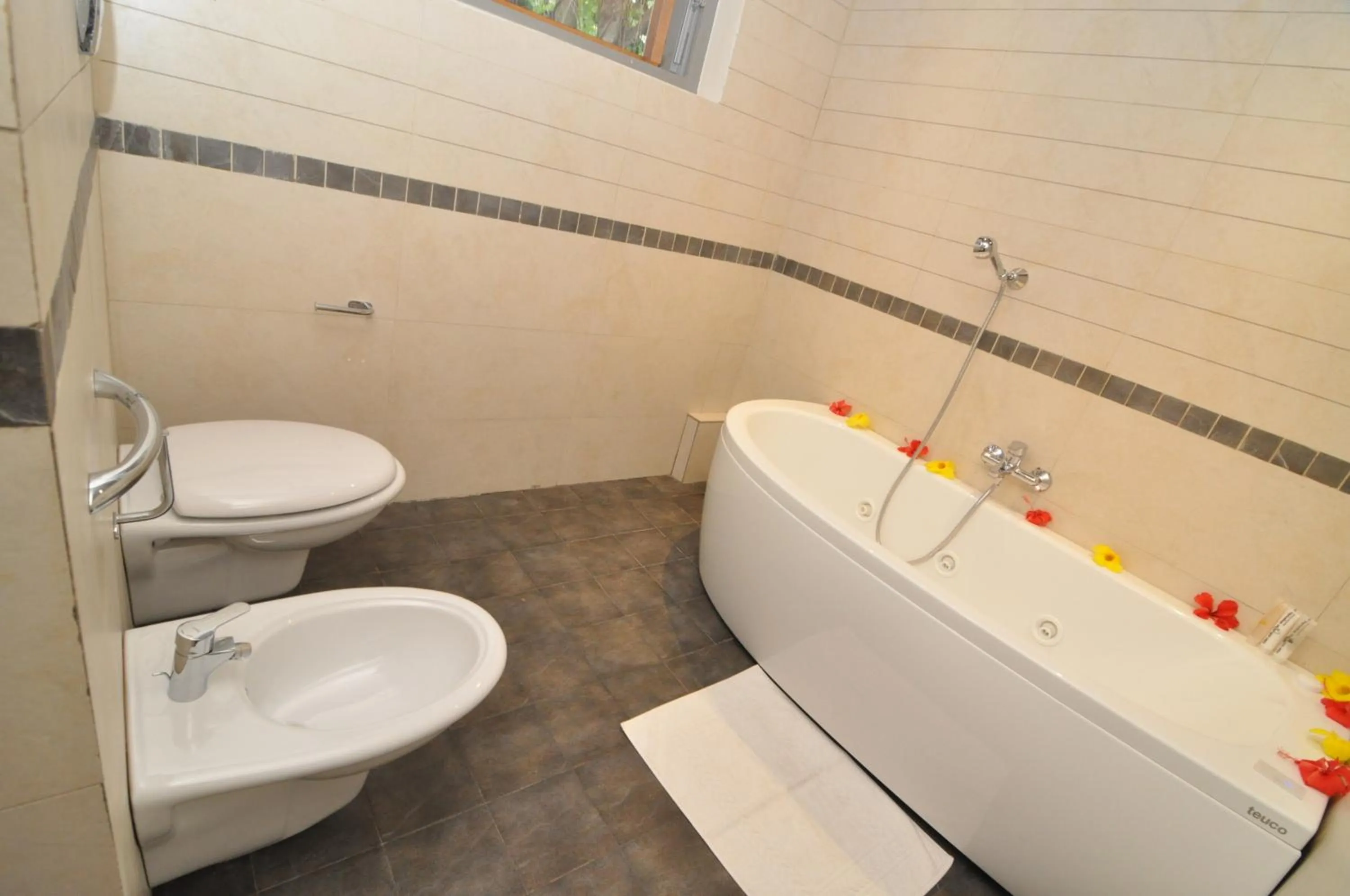Bathroom in Hotel Club du Lac Tanganyika
