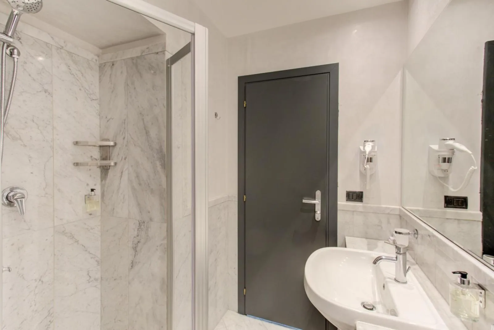 Shower in Kursaal Hotel