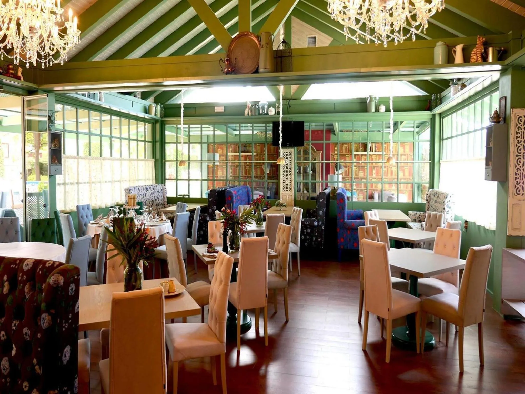 Restaurant/places to eat in Royal Tennis Club