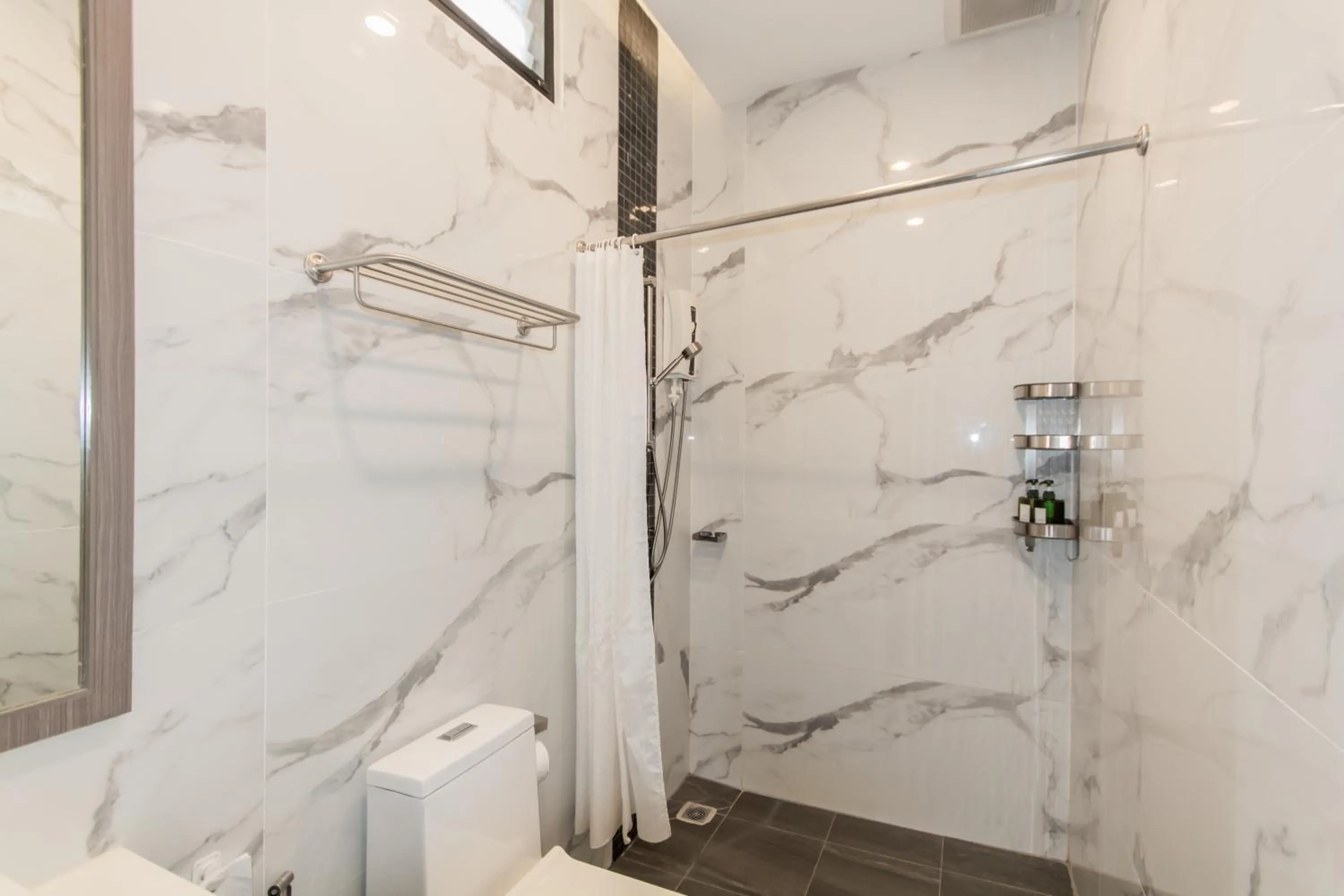 Toilet in Baan Tah On The Sea