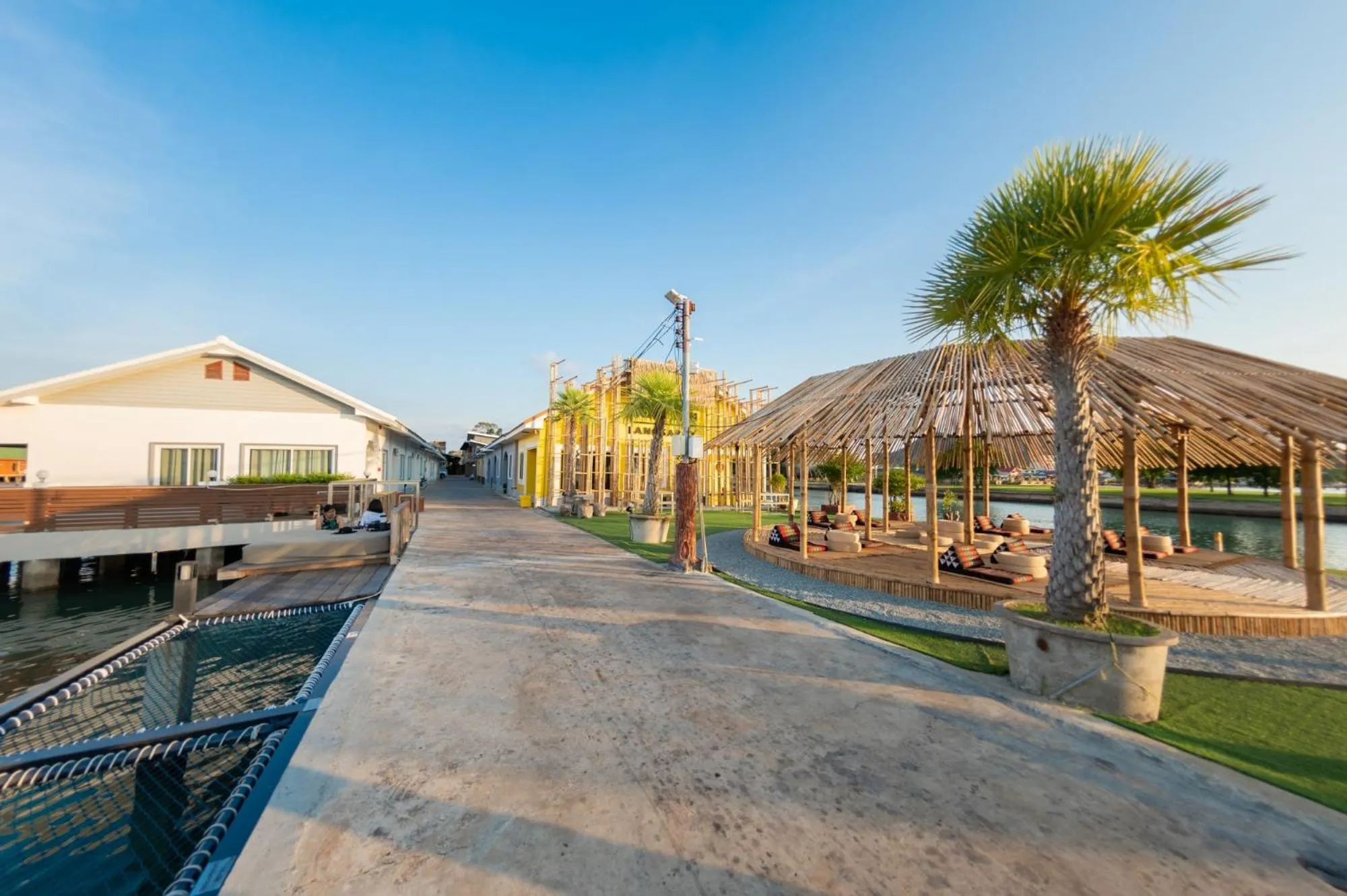 Area and facilities in Baan Tah On The Sea