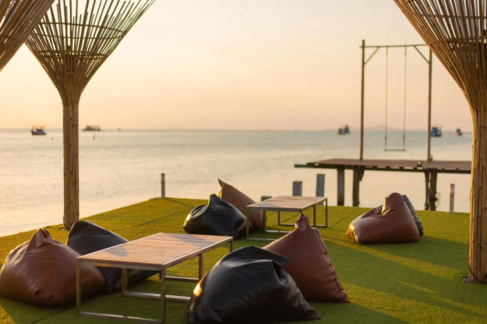 Restaurant/places to eat in Baan Tah On The Sea