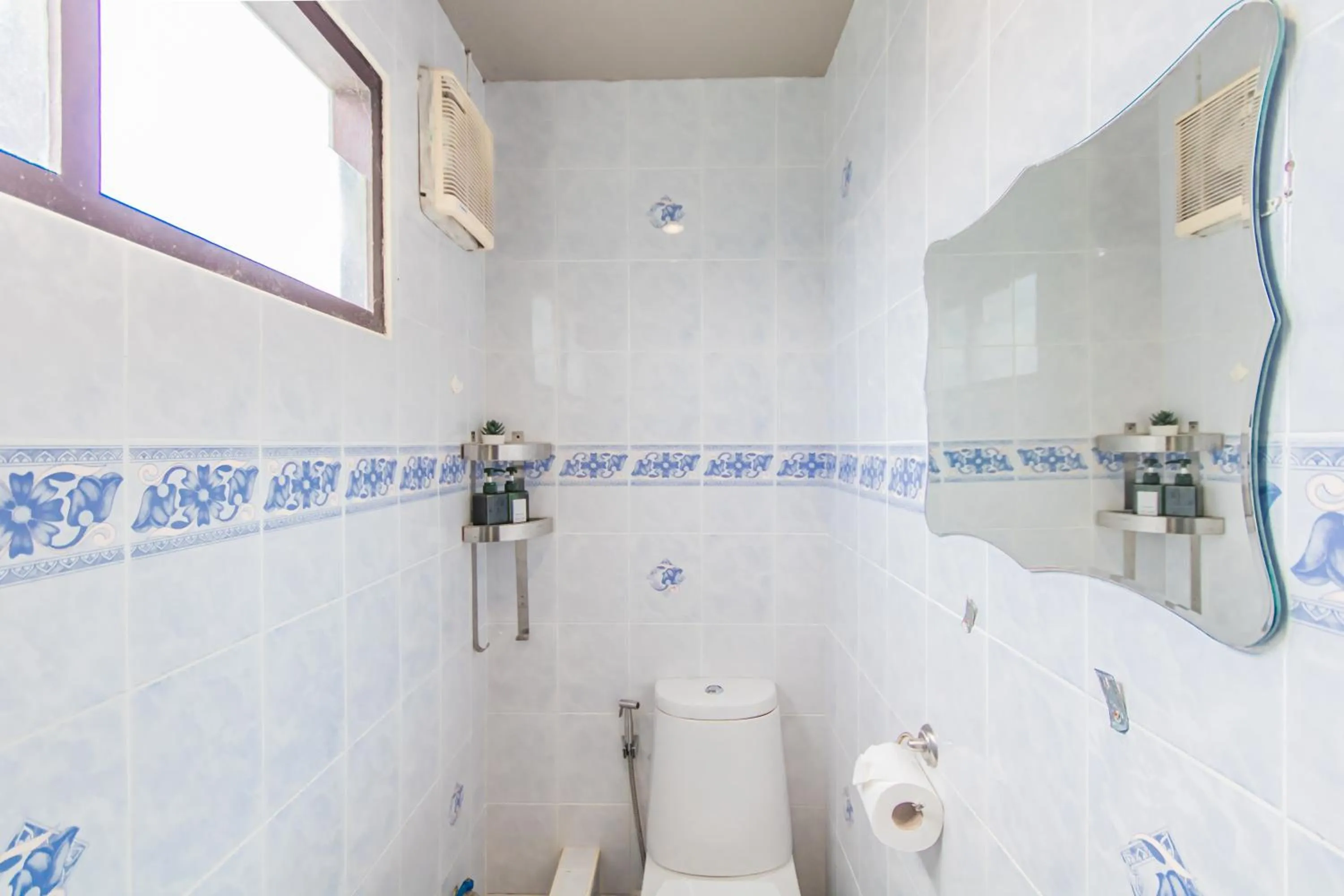 Toilet in Baan Tah On The Sea