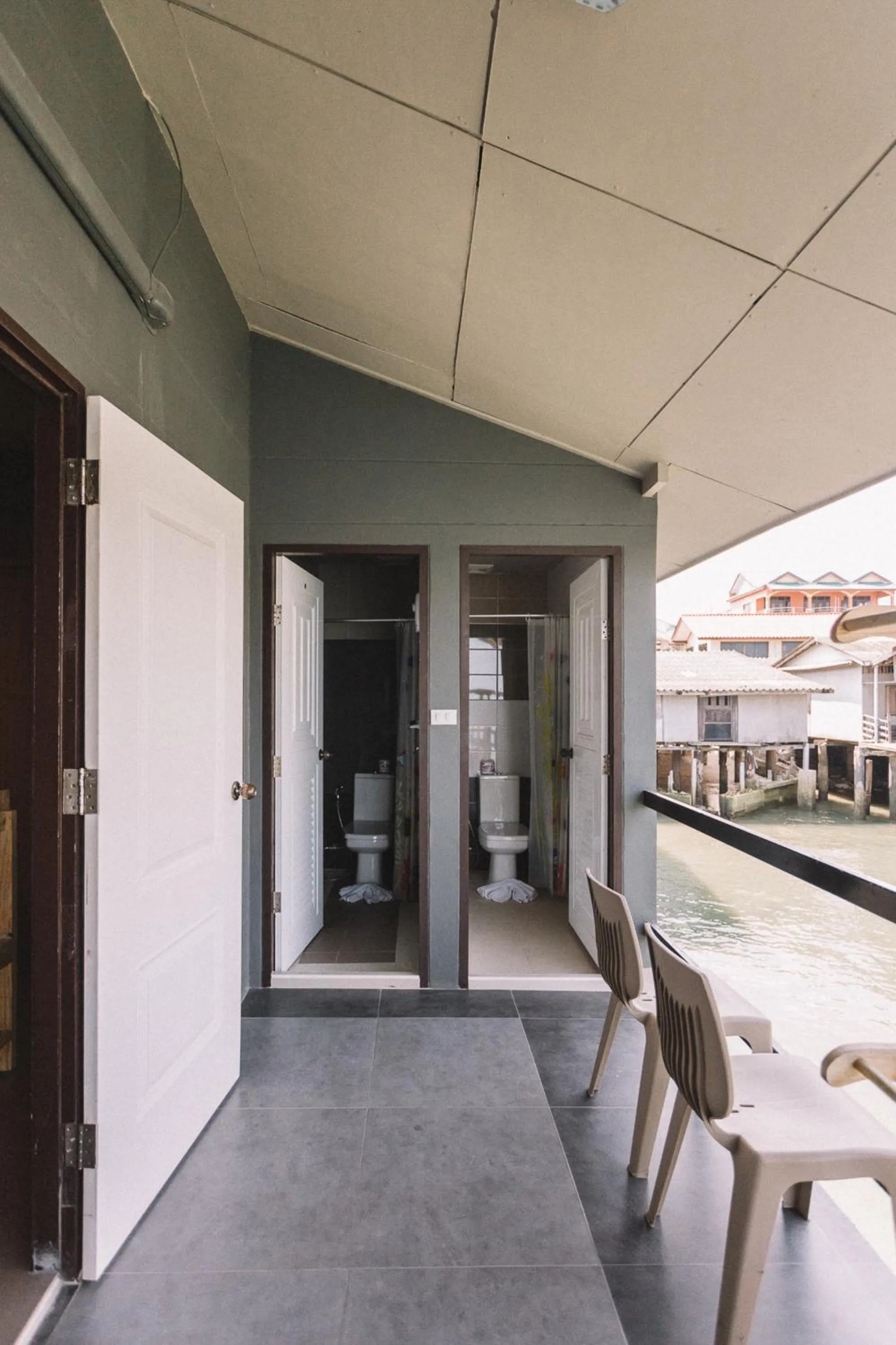 Toilet in Baan Tah On The Sea