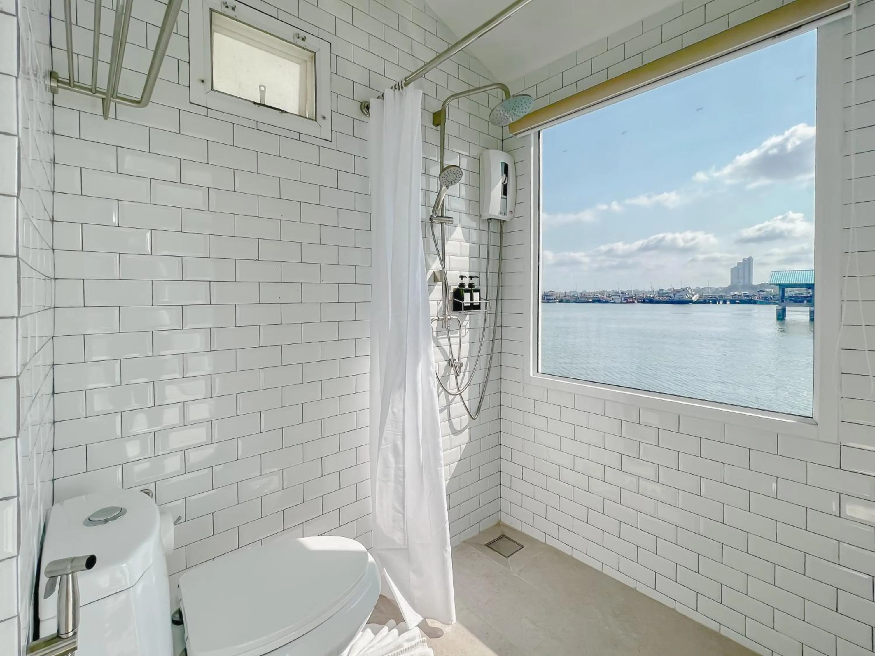 Shower in Baan Tah On The Sea