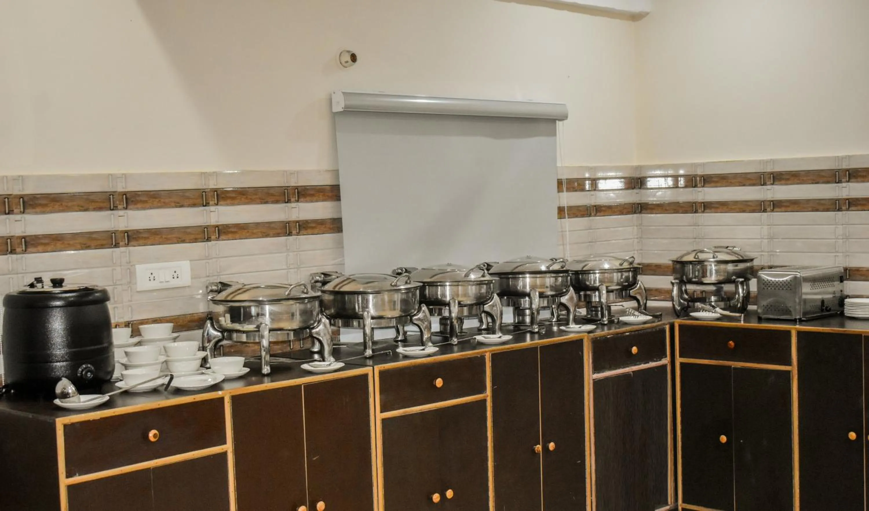 Restaurant/places to eat in Ai 360 Degree Hotel Lansdowne