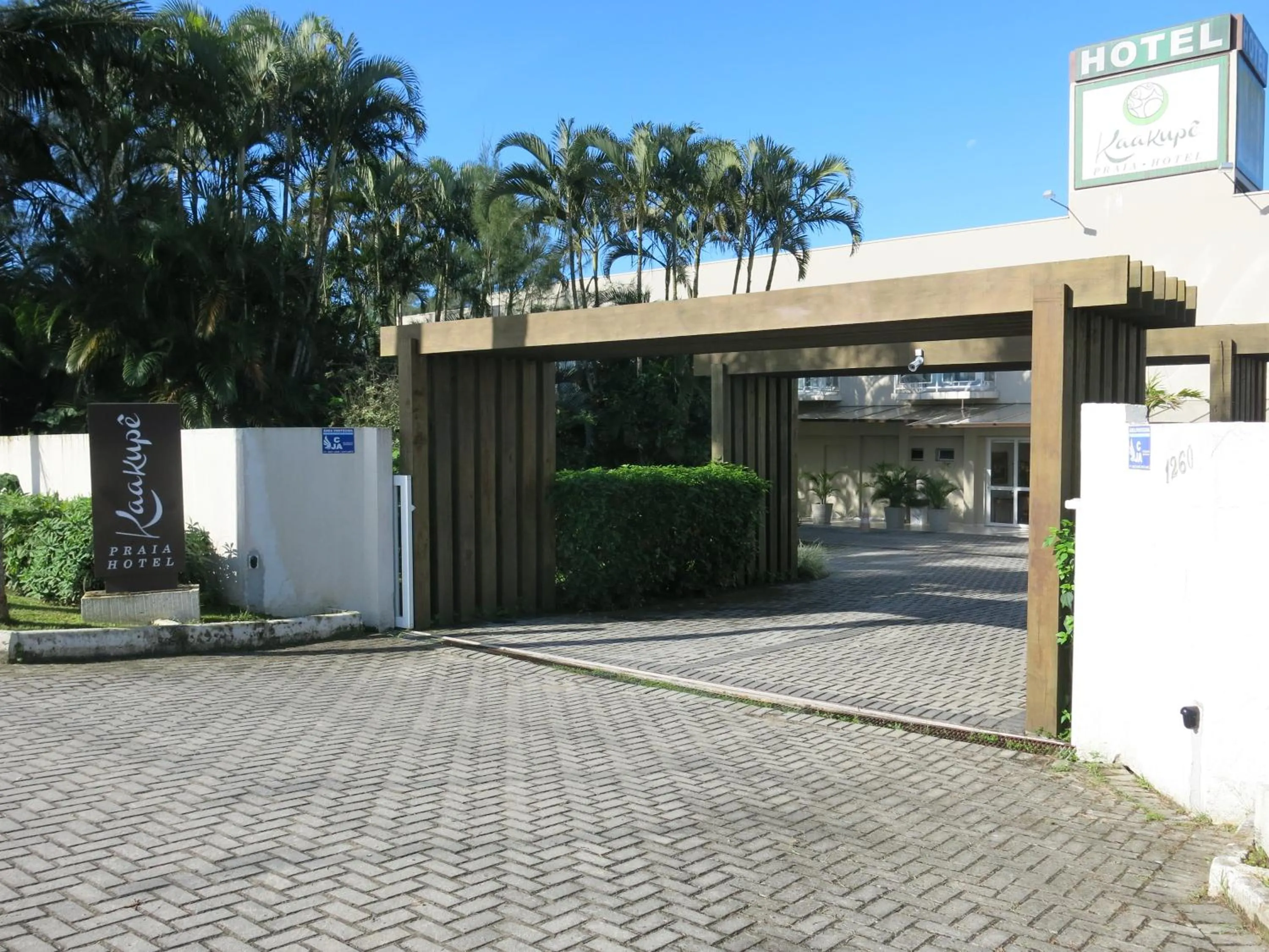 Facade/entrance in Kaakupe Praia Hotel