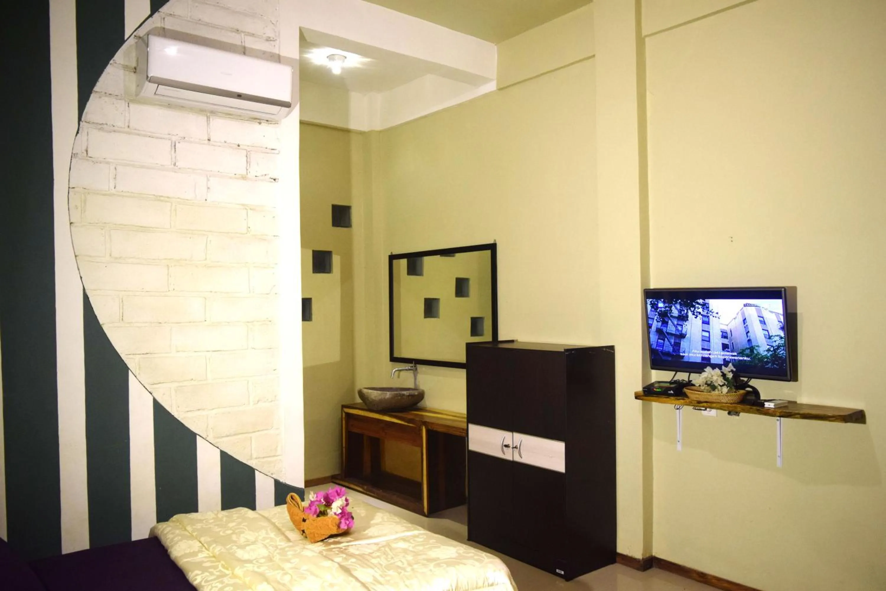 Bedroom, Bed in Panda Cottage