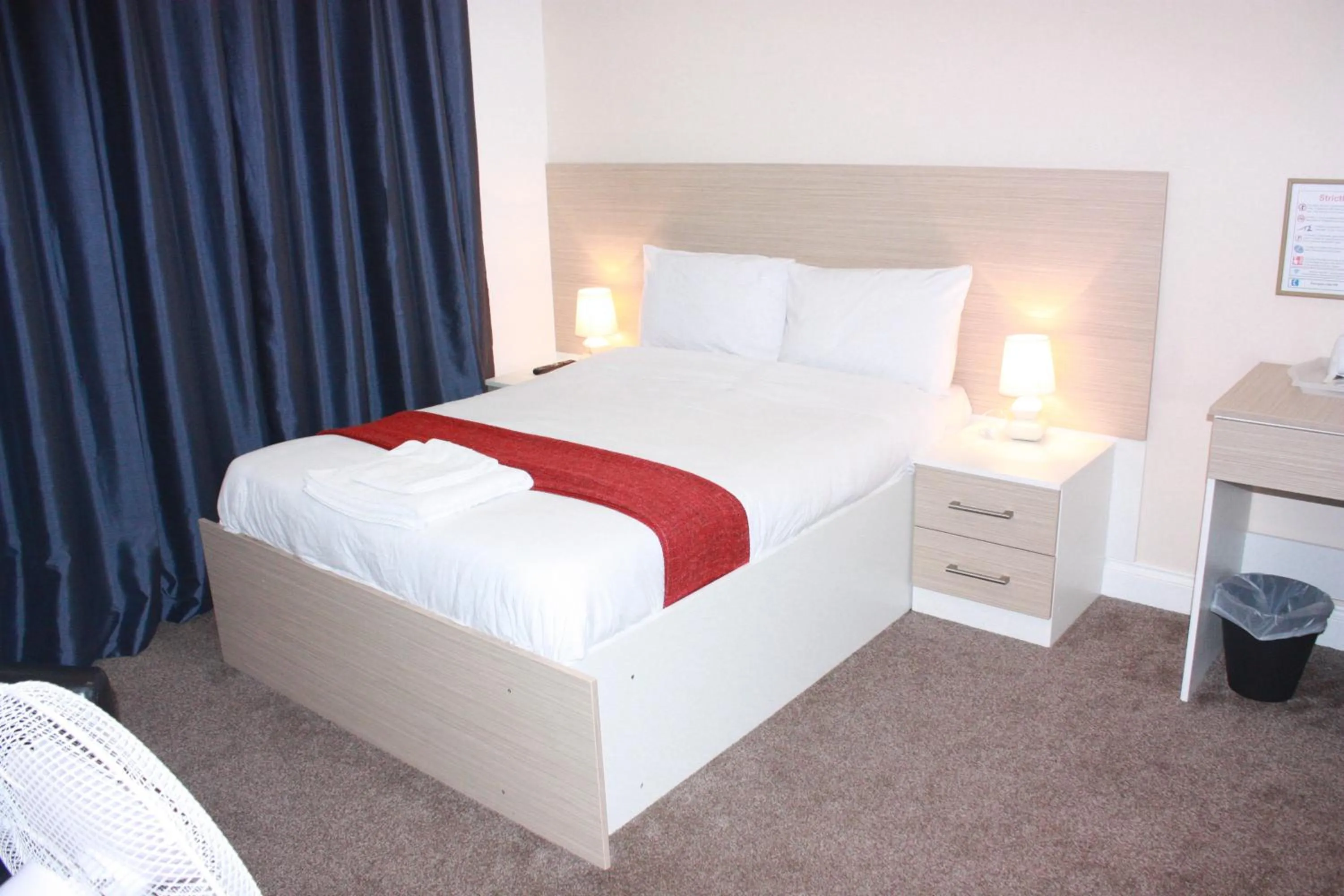 Photo of the whole room, Bed in Heathrow Travellers Hub