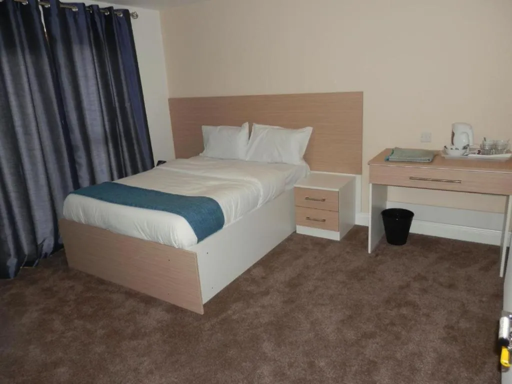 Bedroom, Bed in Heathrow Travellers Hub