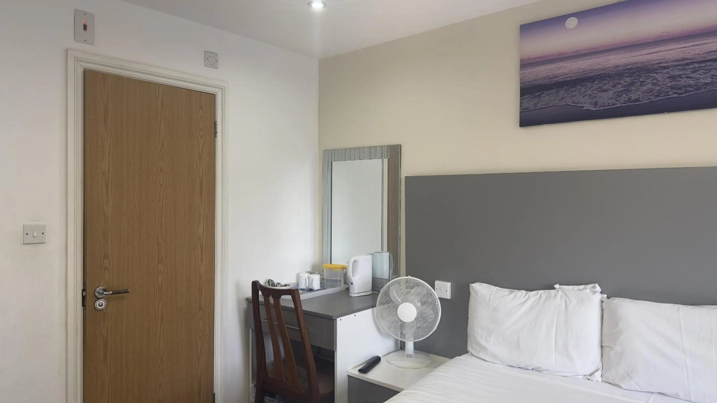 Bedroom, Bed in Heathrow Travellers Hub