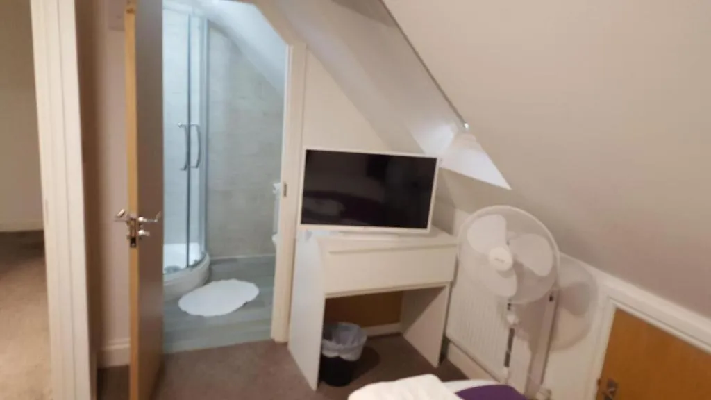 Bedroom in Heathrow Travellers Hub
