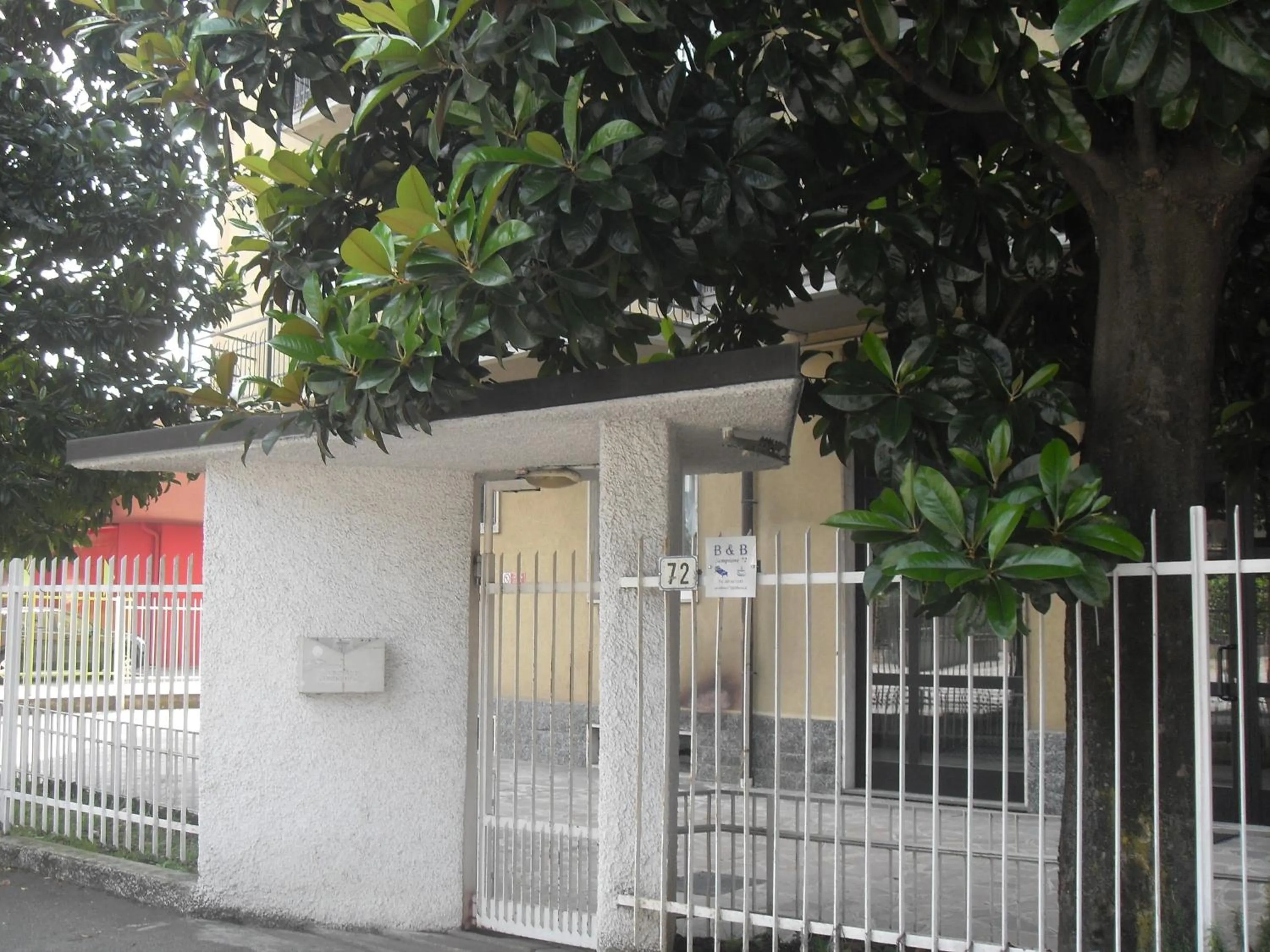 Facade/entrance in Sempione 72