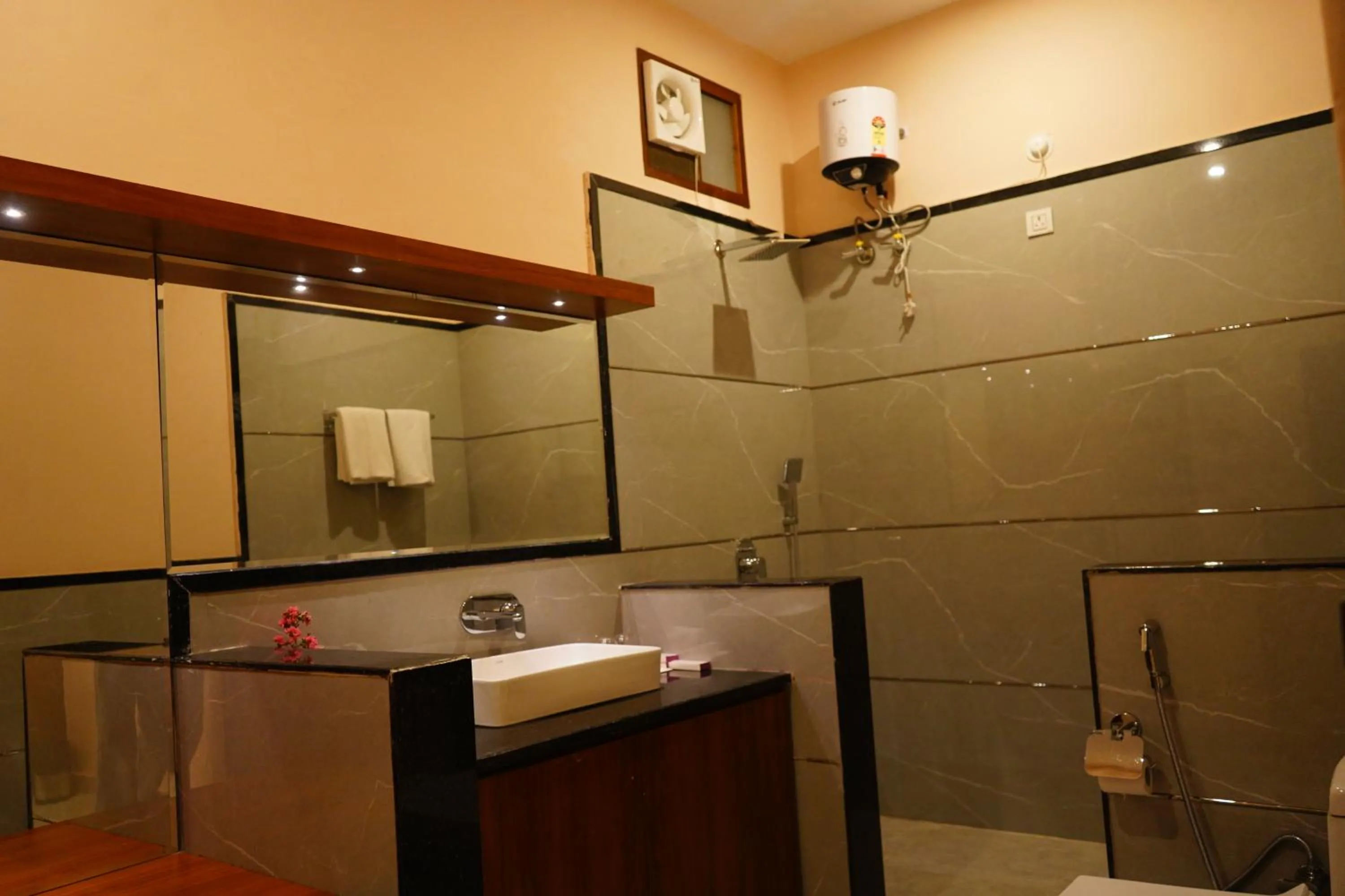 Shower in Sundervan Vilas Ranthambore