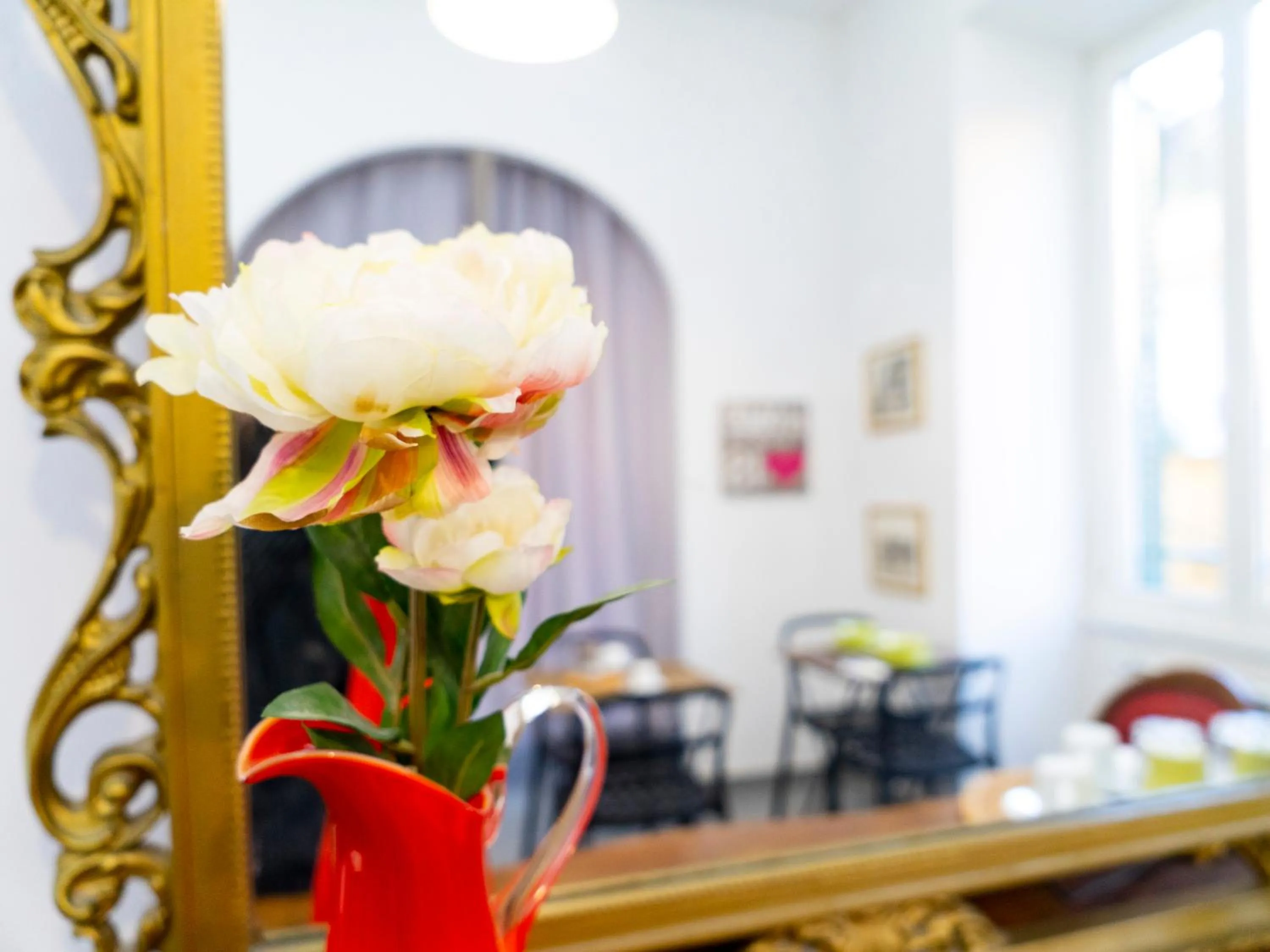 Communal lounge/ TV room in Salotto Piramide