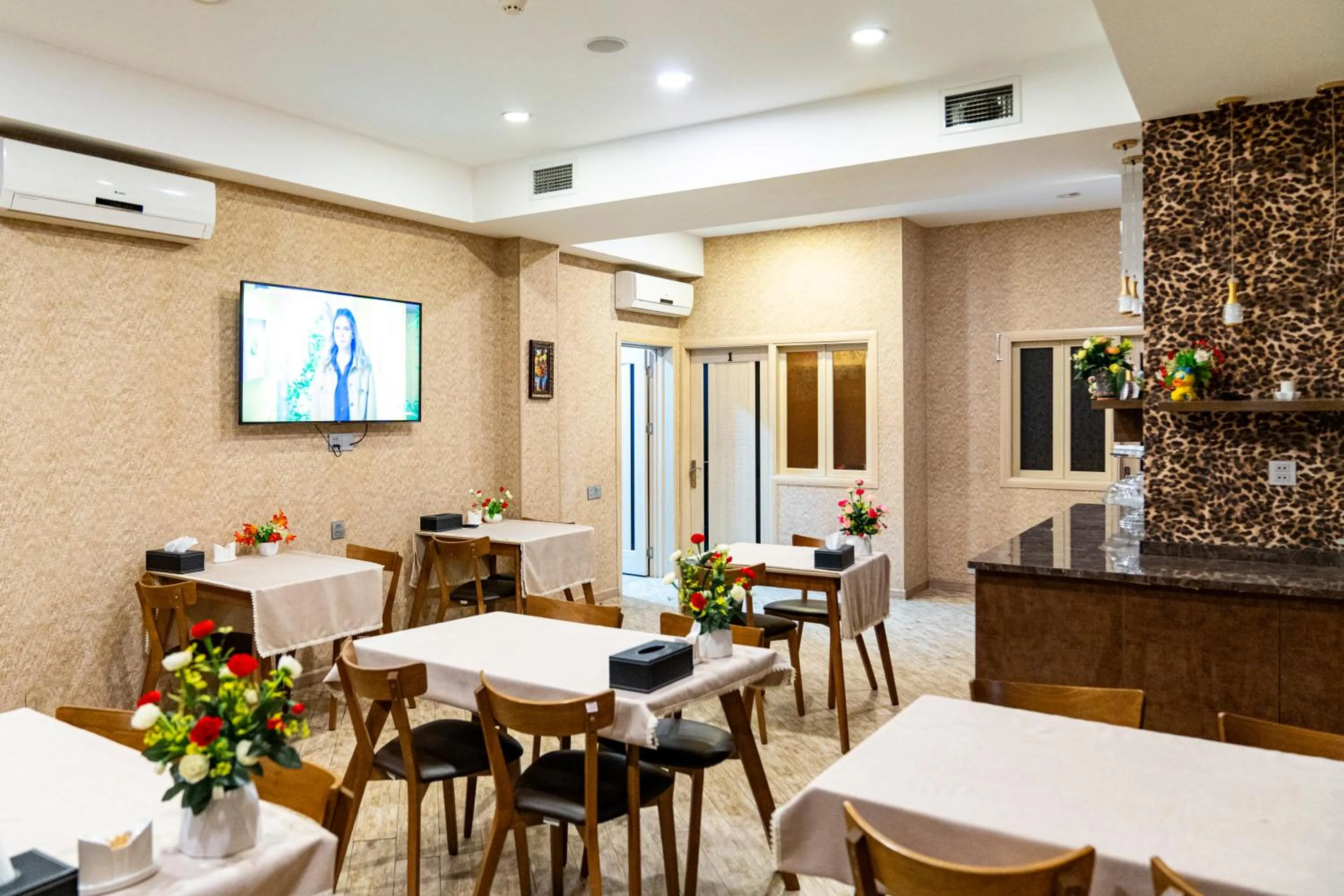 Restaurant/places to eat in Sebail Inn Hotel Badamdar and Shah Hostel