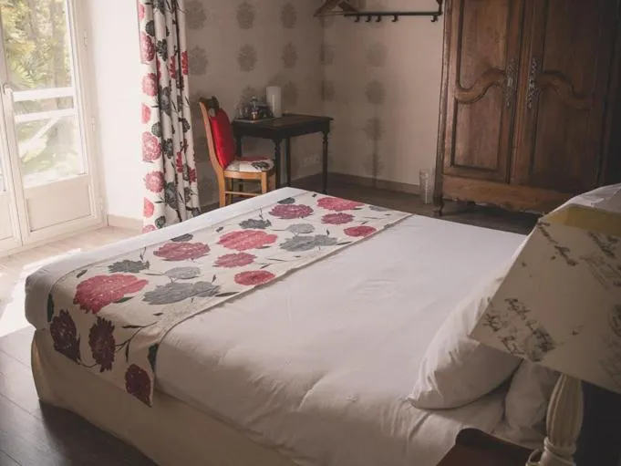 Bedroom, Bed in La Maison Periot