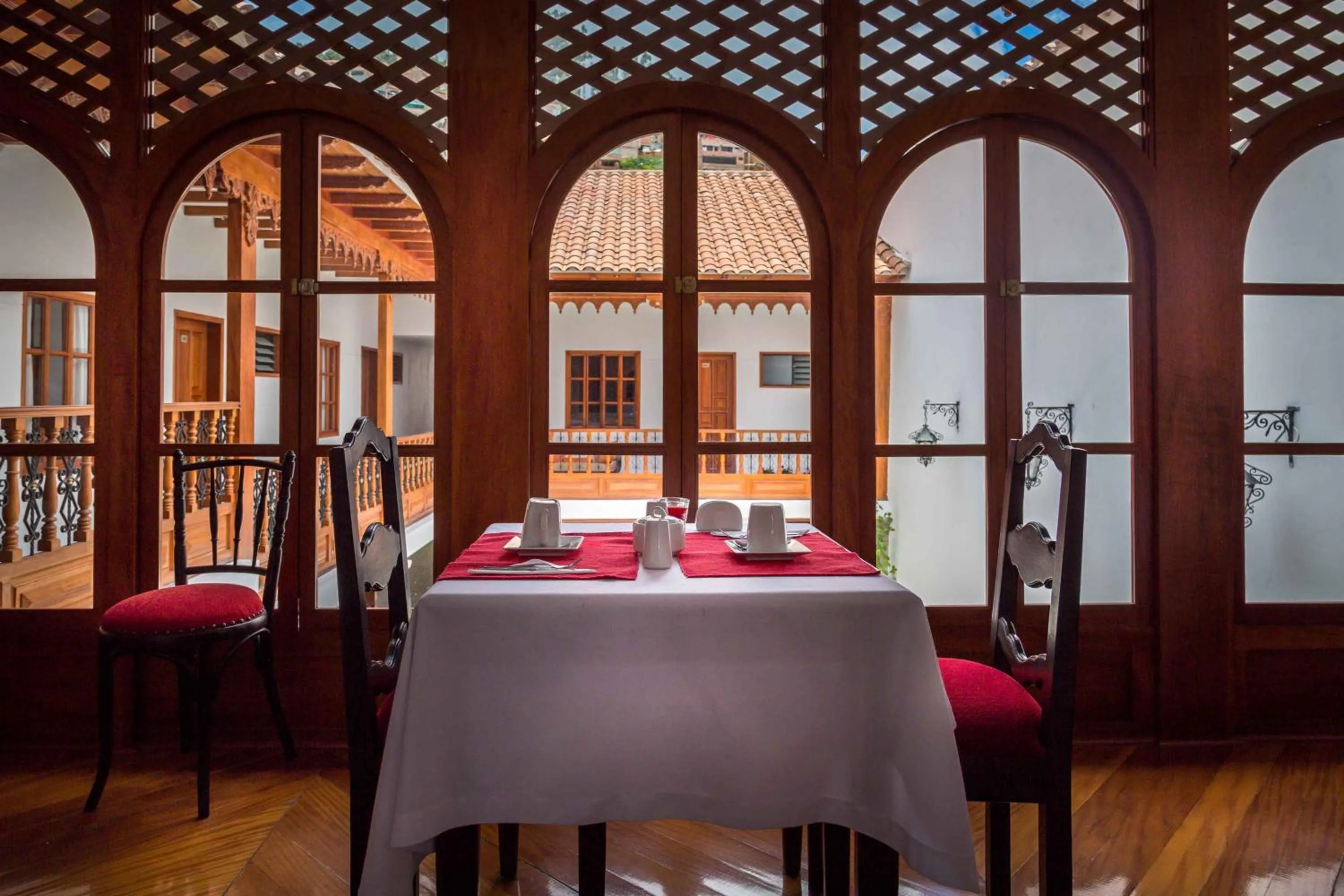 Restaurant/places to eat in Illa Hotel