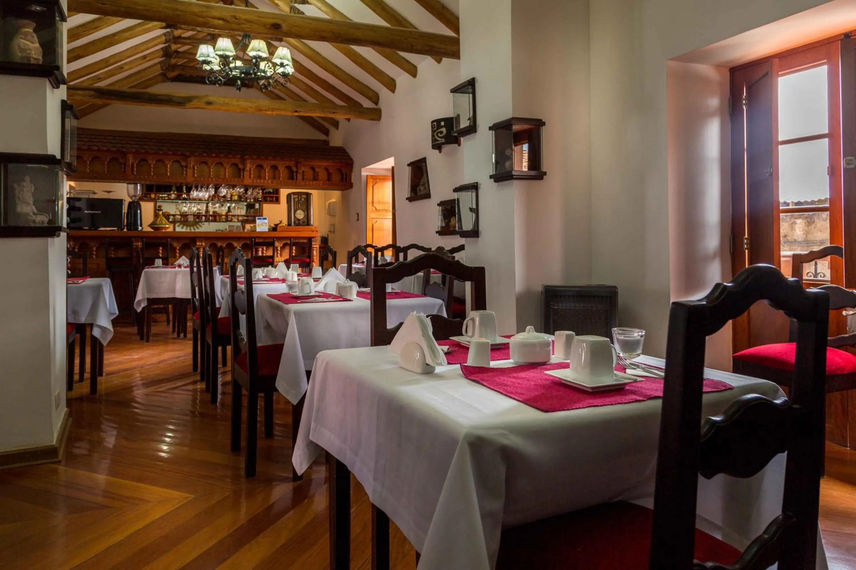 Restaurant/places to eat in Illa Hotel