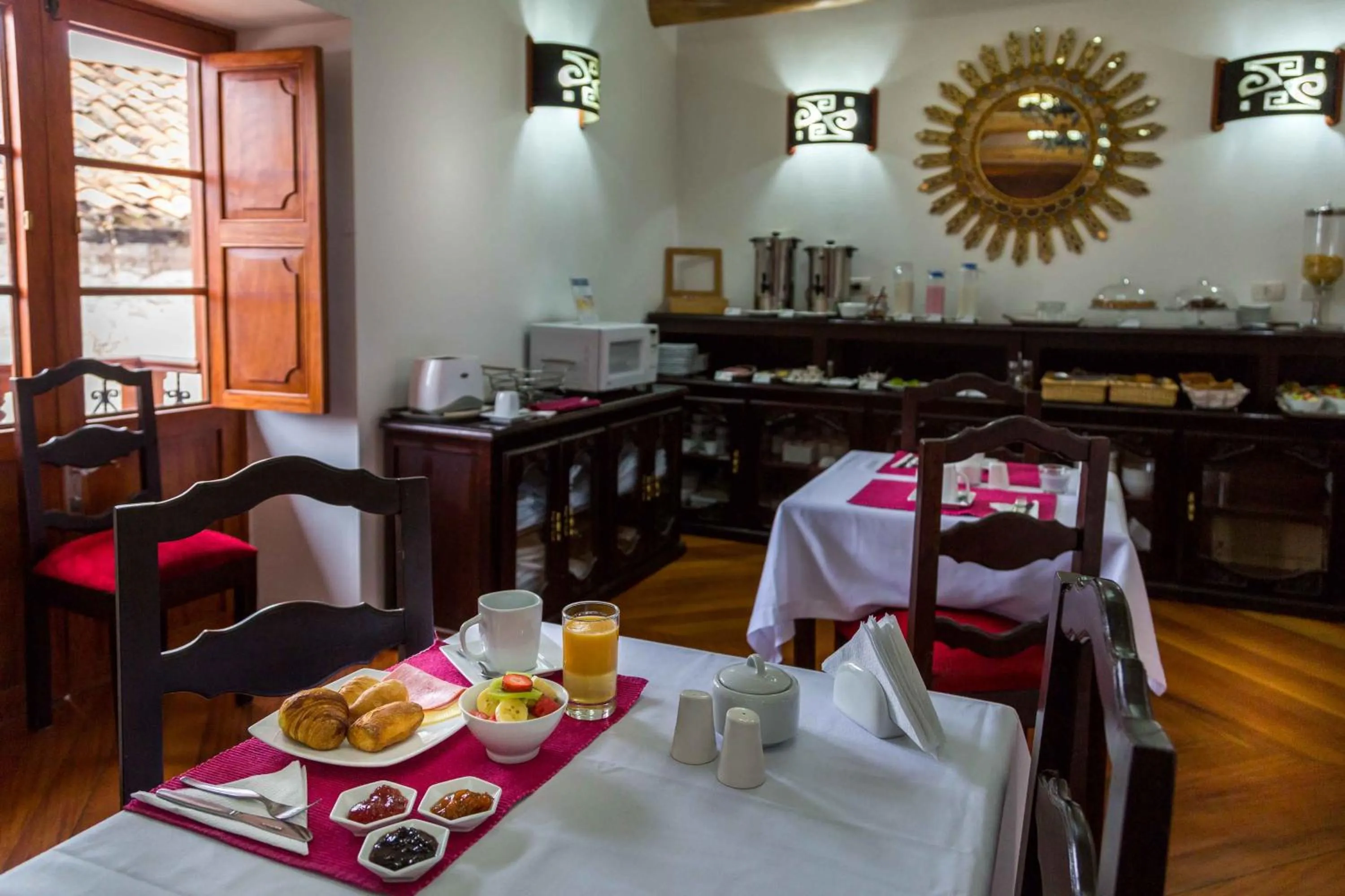 Restaurant/places to eat in Illa Hotel