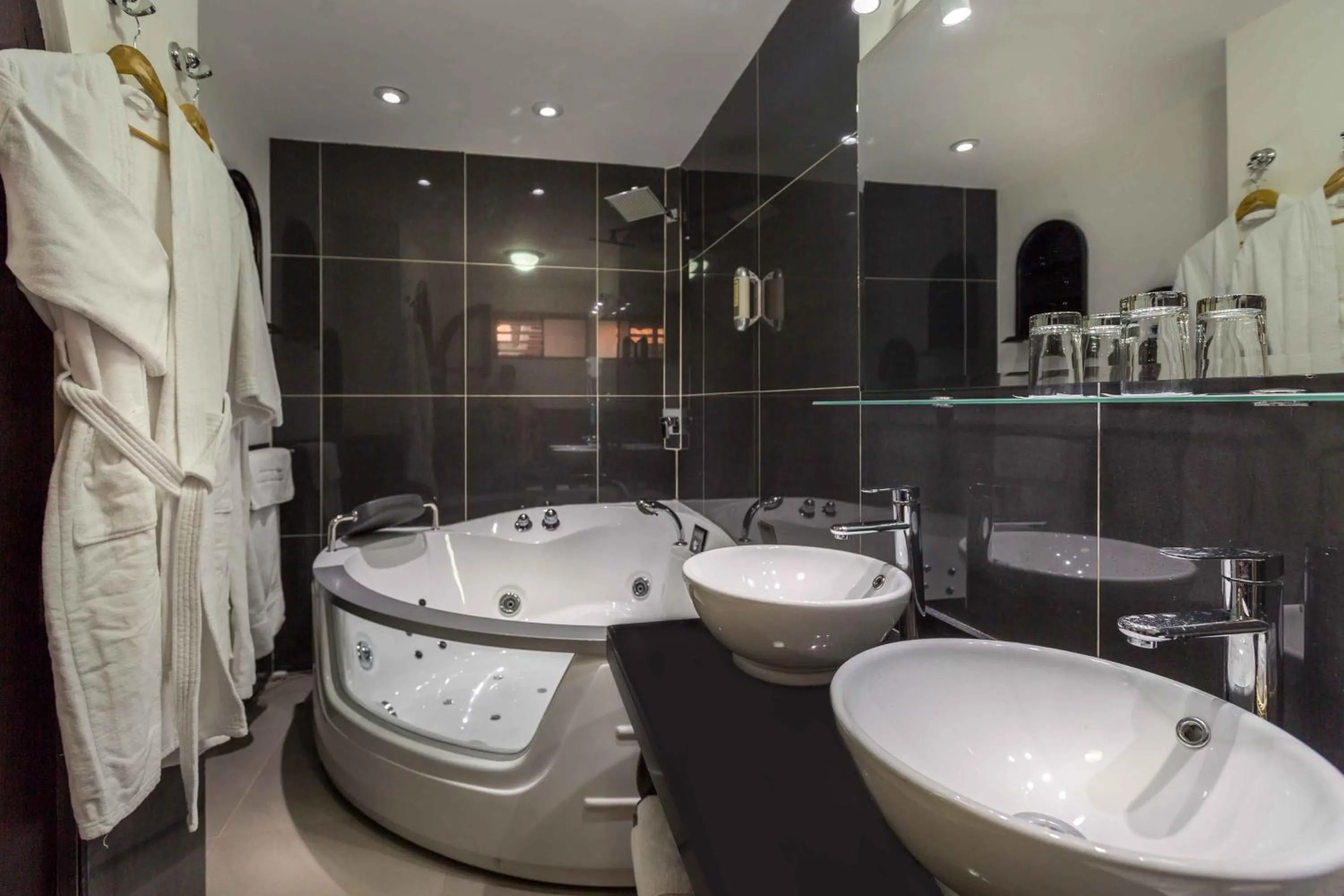 Hot Tub in Illa Hotel