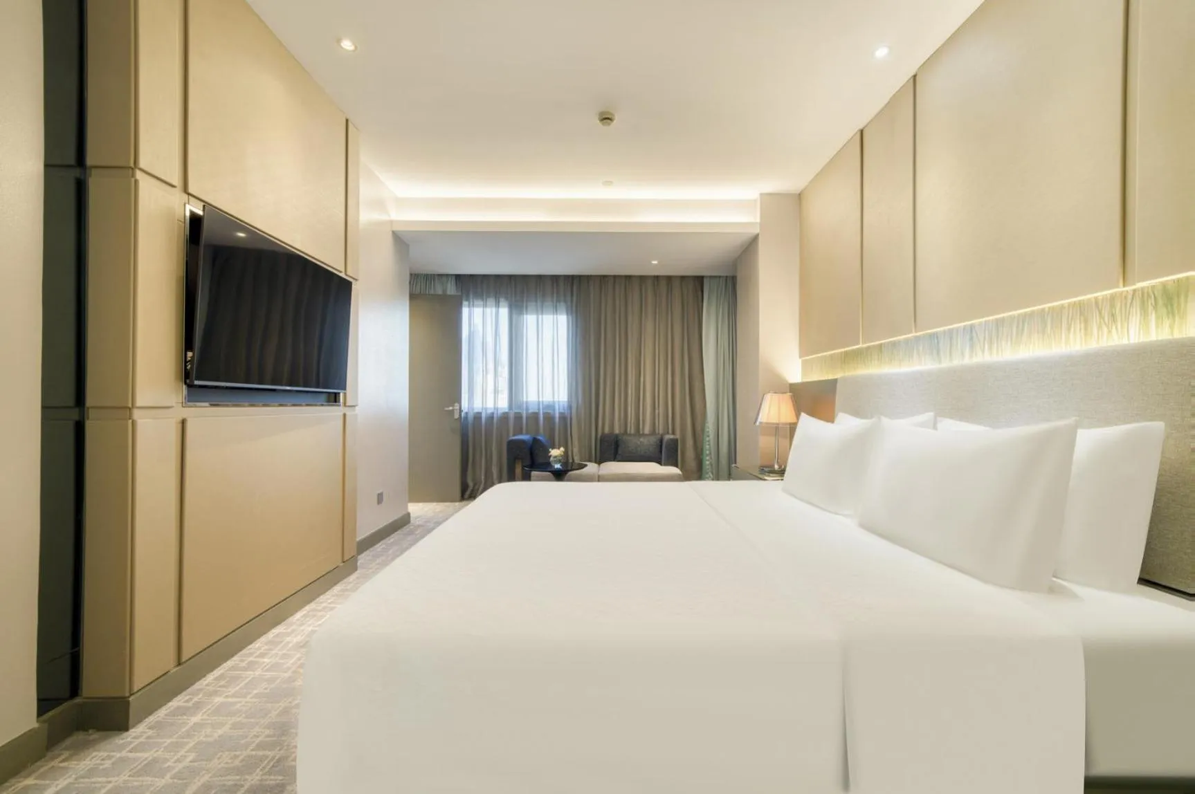 Photo of the whole room, Bed in Hangzhou Tower Hotel