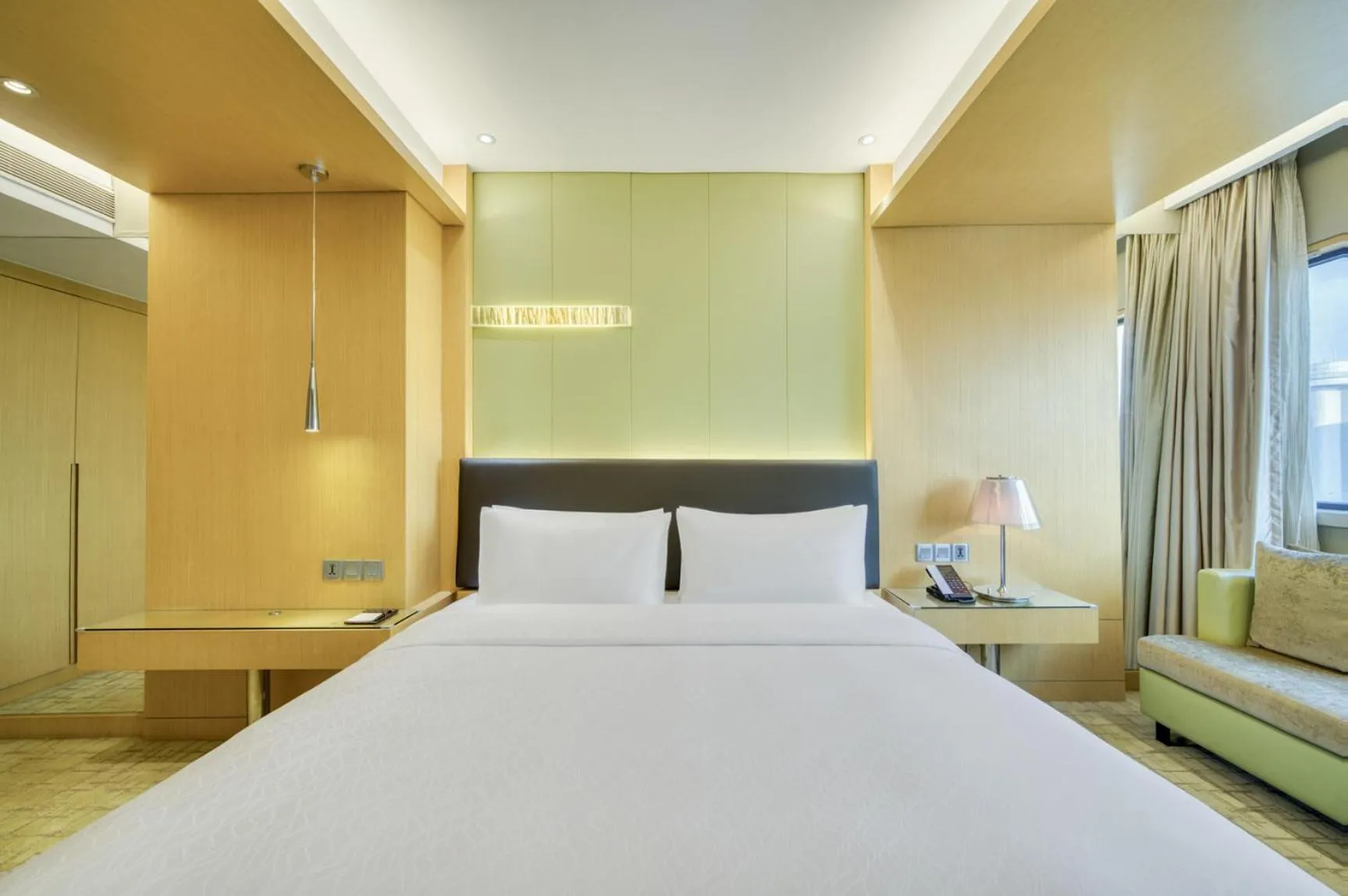 Photo of the whole room, Bed in Hangzhou Tower Hotel